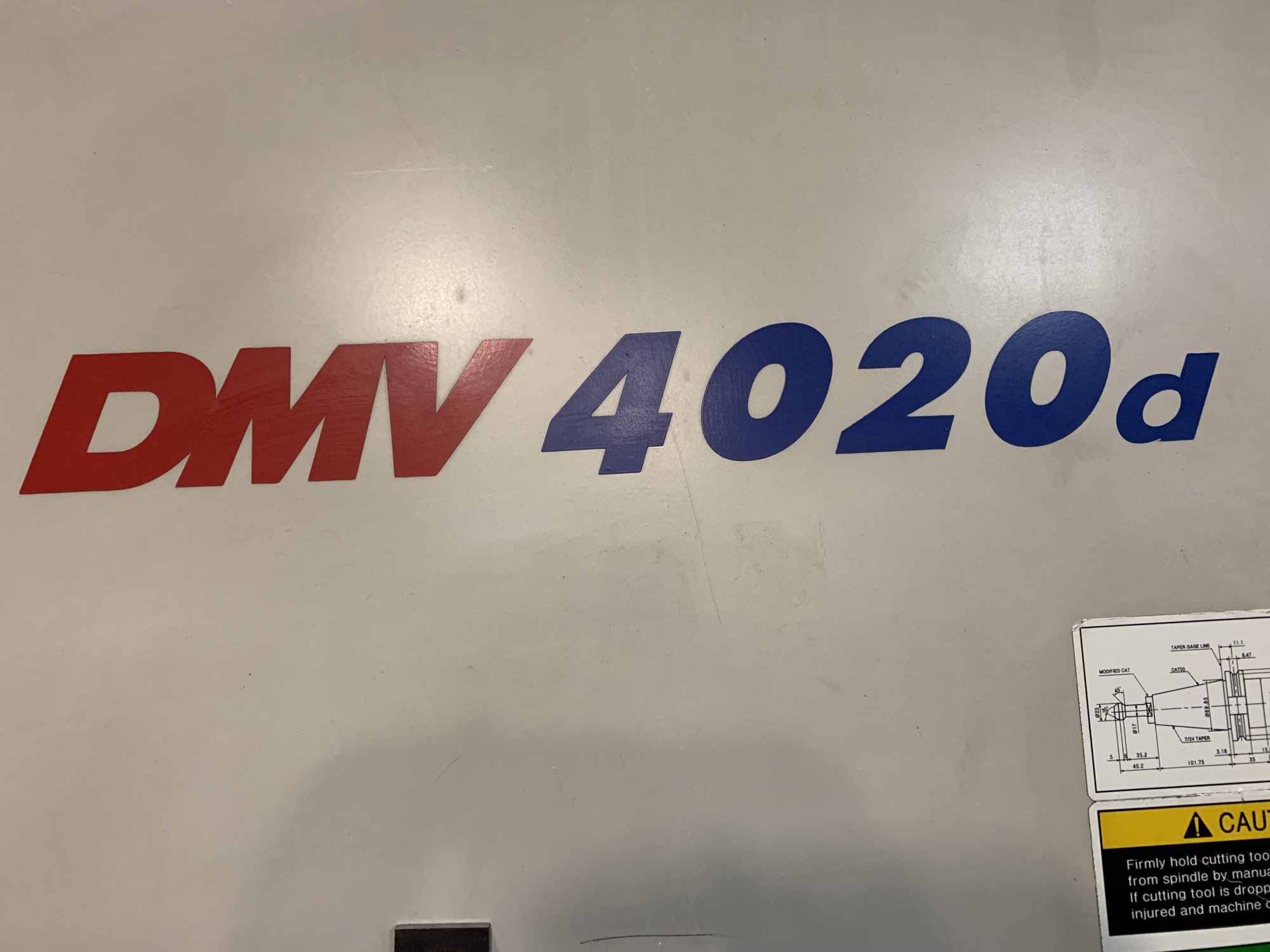 Daewoo DMV 4020D VMC, 2003- Chip Conveyor, Pallet Changer - Image 11