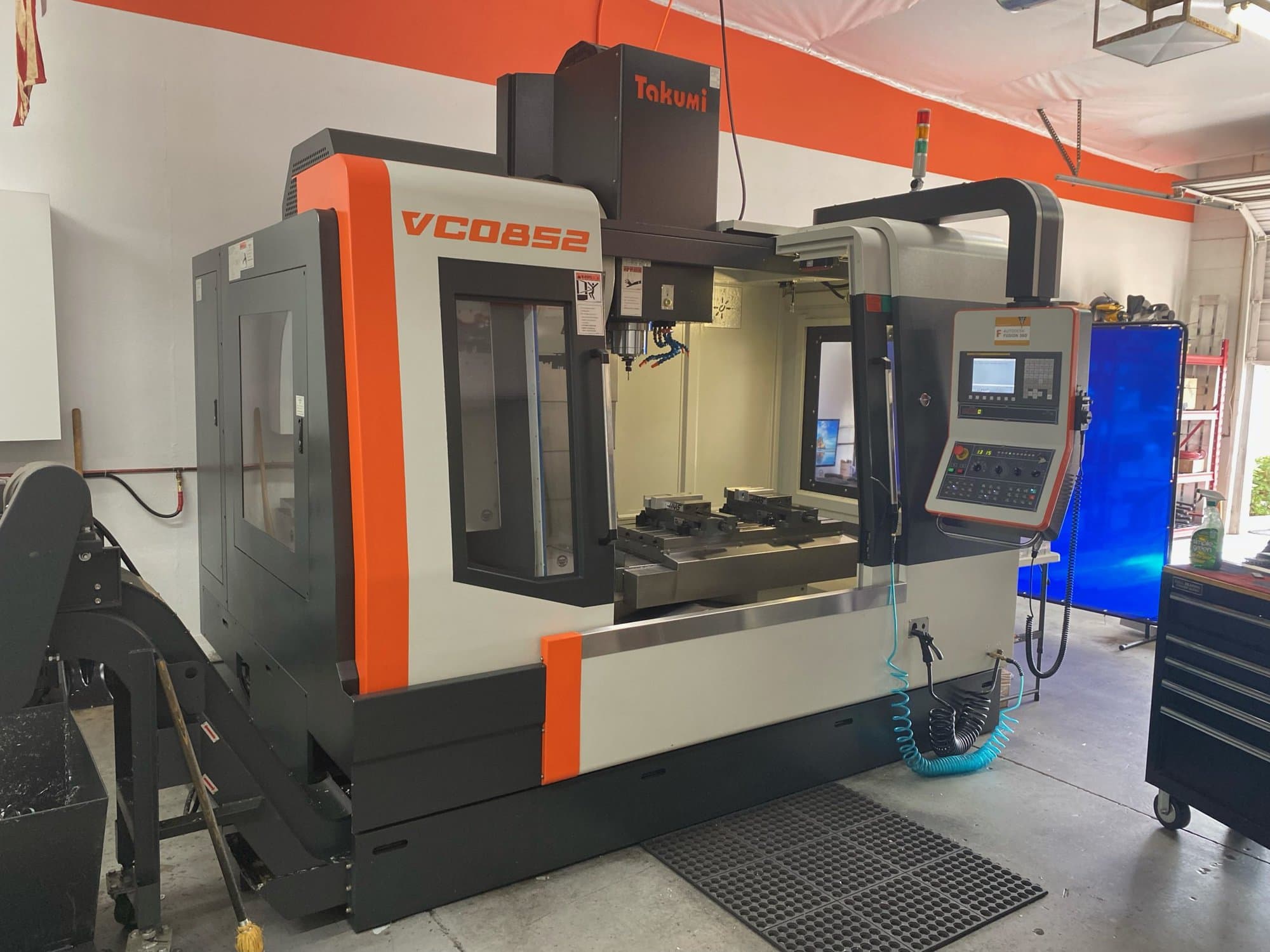 Takumi VC0852 CNC VMC 2016- 4th Axis Wired, Chip Conveyor - Image 2