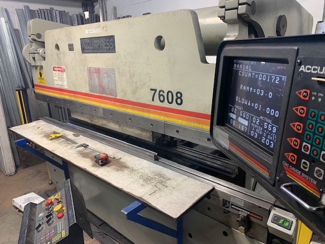 60 Ton x 8' Accurpress 7608 Hydraulic Press Brake, 1994 - W/Accurcrown & 2 Axis CNC - Image 2