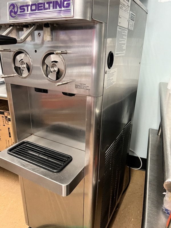 Stoelting F231-10912 GAD1 Twin Twist Gravity Soft Serve/Yogurt Freezer - Image 2