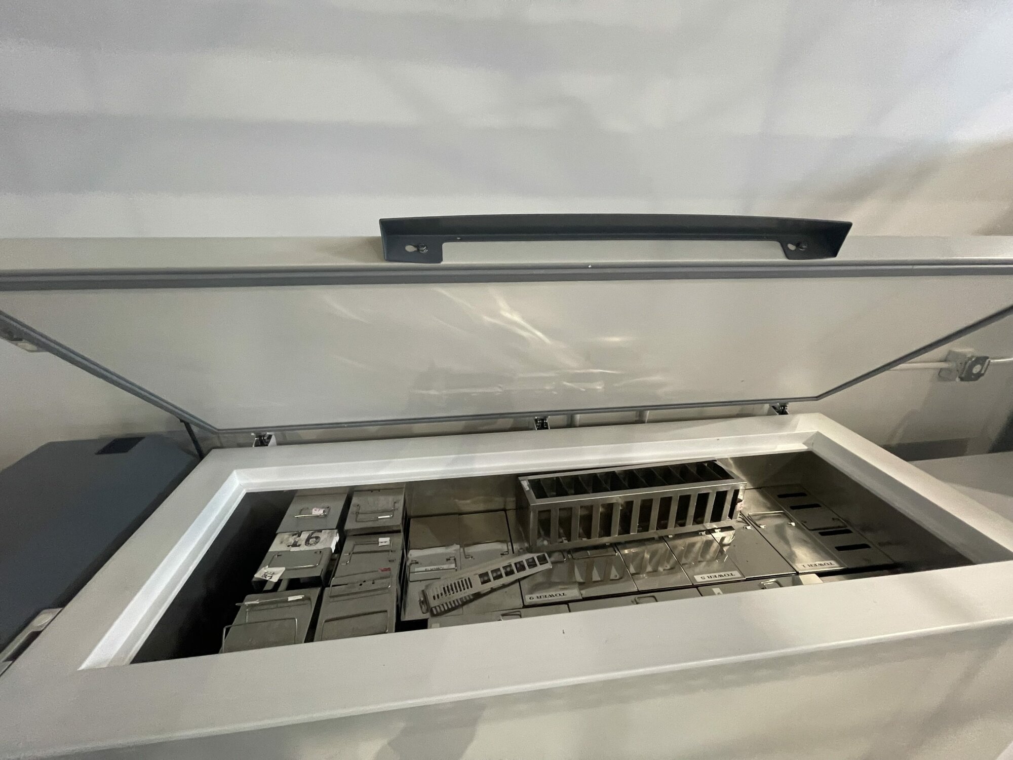 Thermo Scientific ULT2090-10-A 5823 Ultra Low Chest Freezer, 2013 - 20CUFT, -86C Low, Includes Racking - Image 2