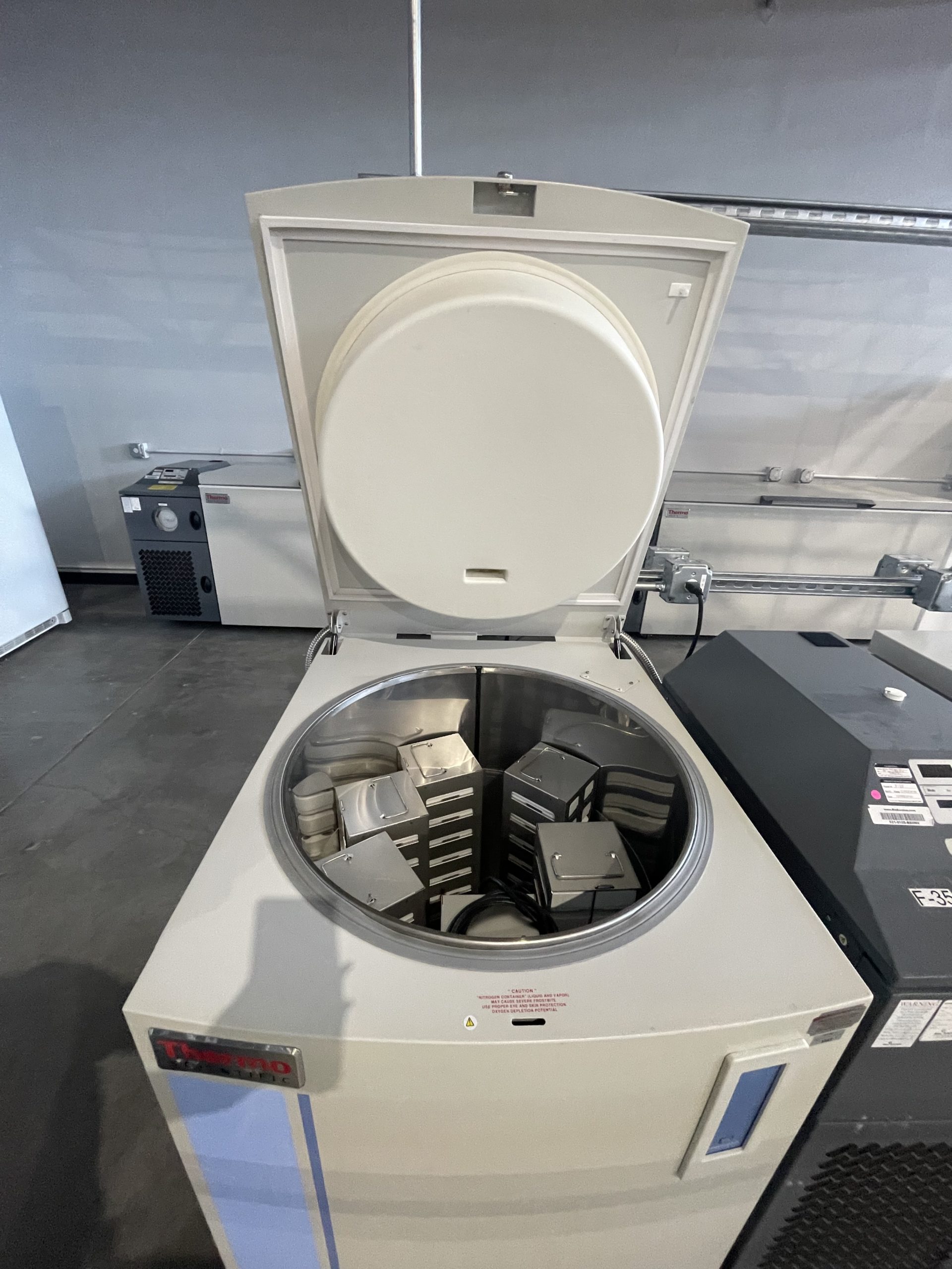 Thermo Scientific CryoPlus 2 7402 Liquid Nitrogen Storage System, 2011 - Image 2