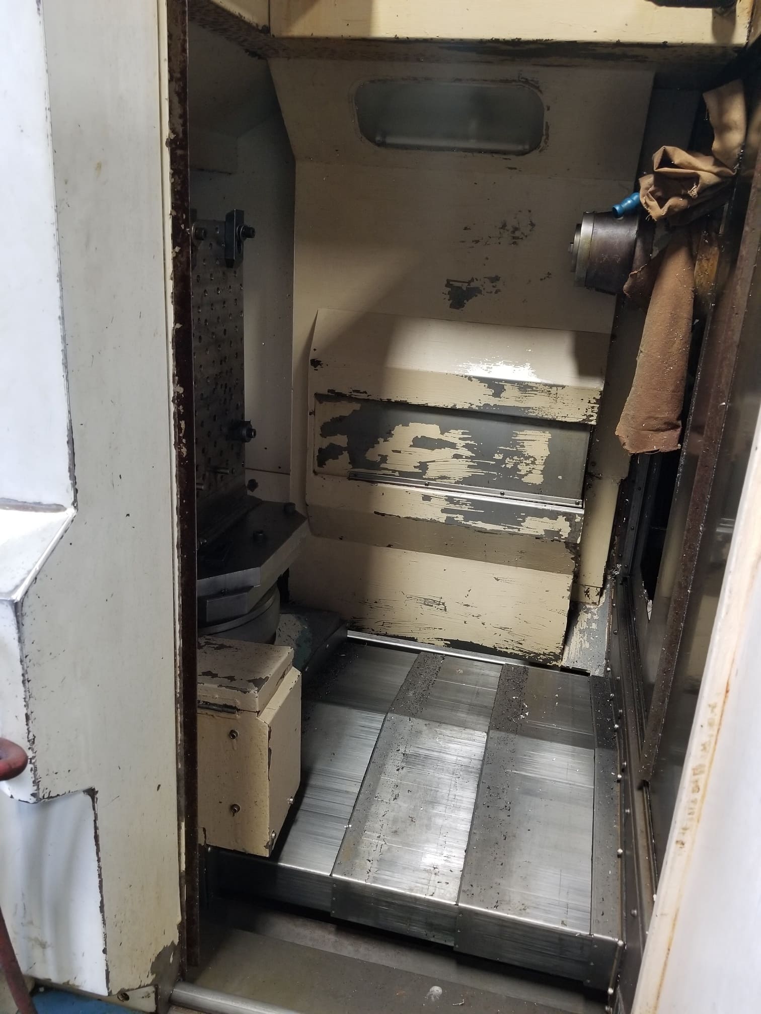Mazak HTC-400 400MM HMC, 1995 - Under Power, Chip Conveyor - Image 3