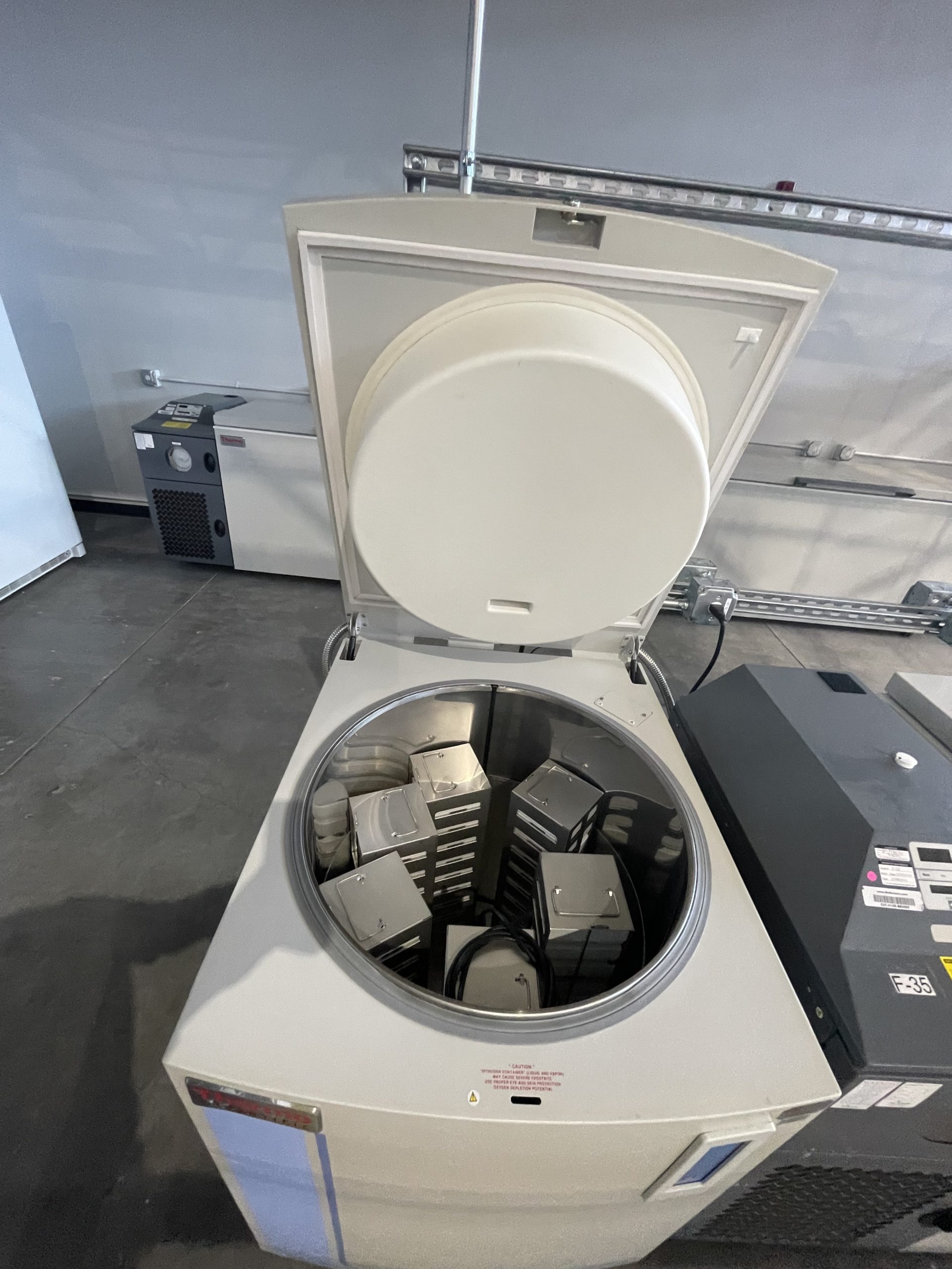 Thermo Scientific CryoPlus 2 7402 Liquid Nitrogen Storage System, 2011 - Image 4