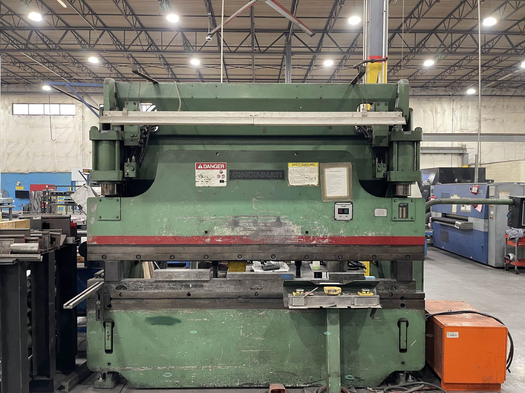 135 Ton x 10' Cincinnati CB-8 CNC Press Brake,1995- 2 axis back gauge