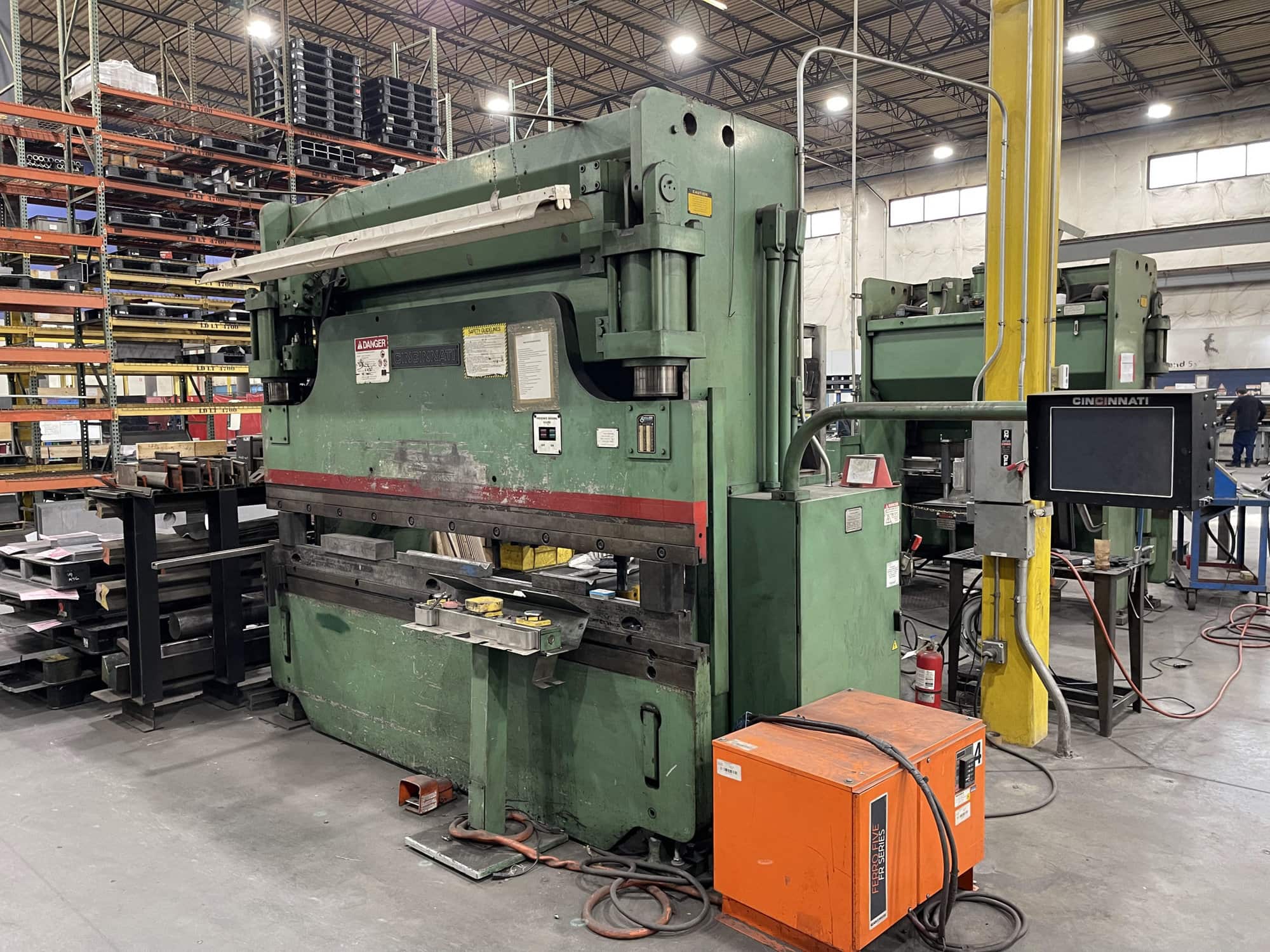 135 Ton x 10' Cincinnati CB-8 CNC Press Brake,1995- 2 axis back gauge - Image 2