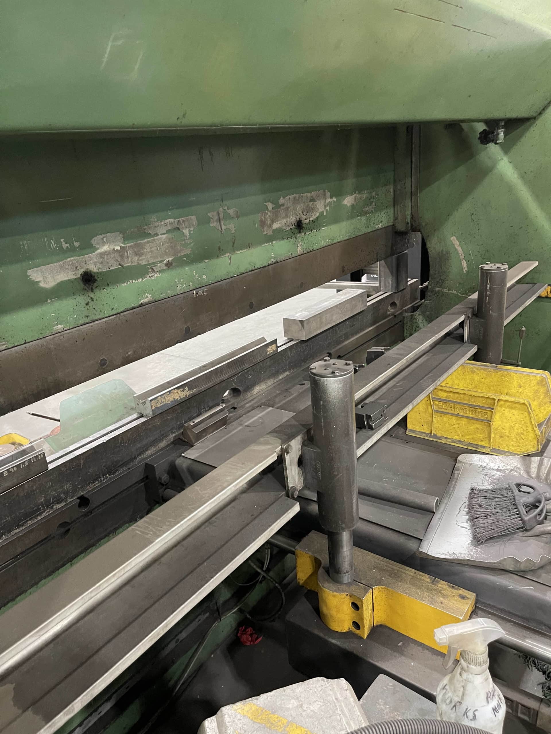 135 Ton x 10' Cincinnati CB-8 CNC Press Brake,1995- 2 axis back gauge - Image 7