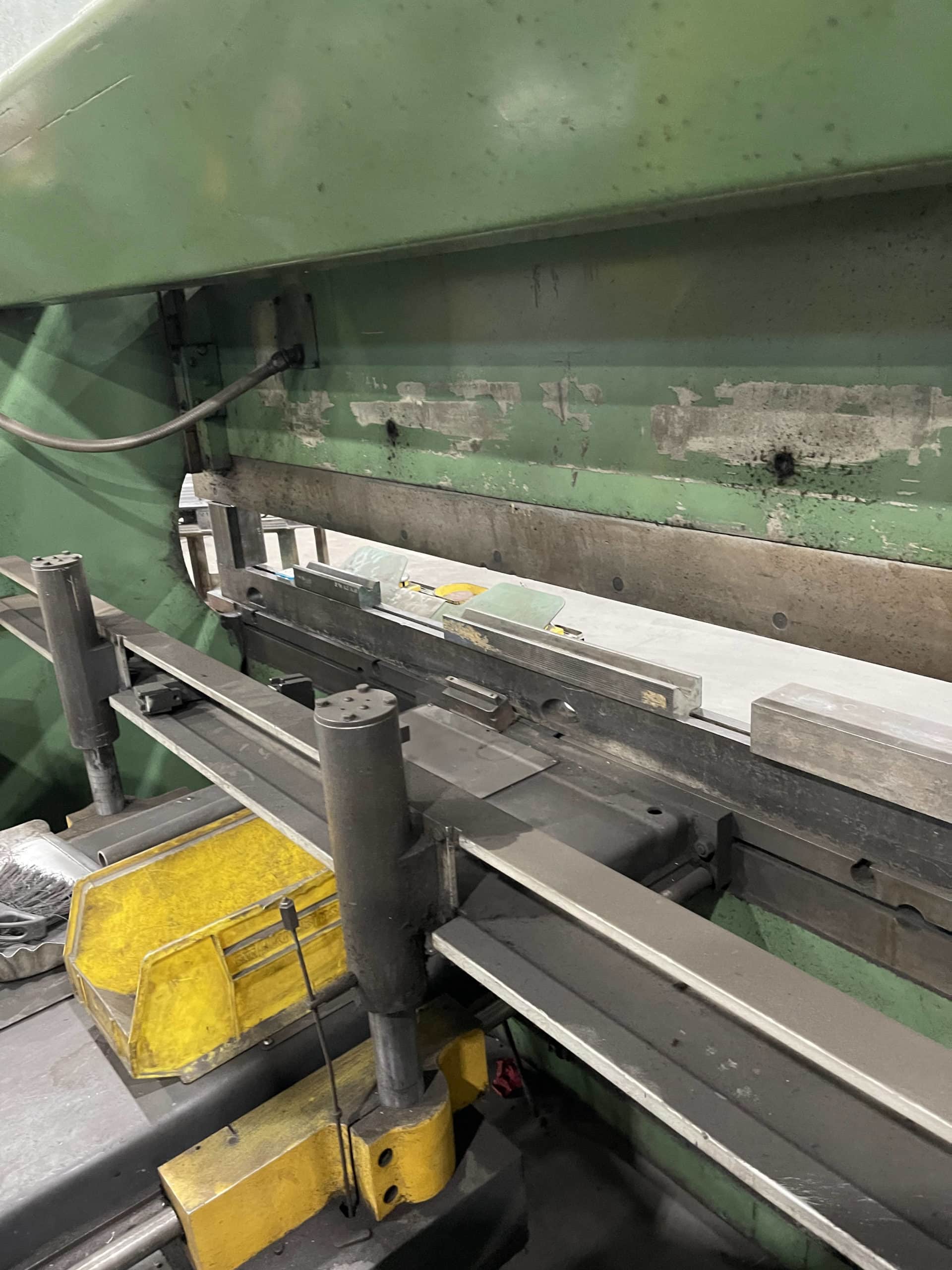 135 Ton x 10' Cincinnati CB-8 CNC Press Brake,1995- 2 axis back gauge - Image 4