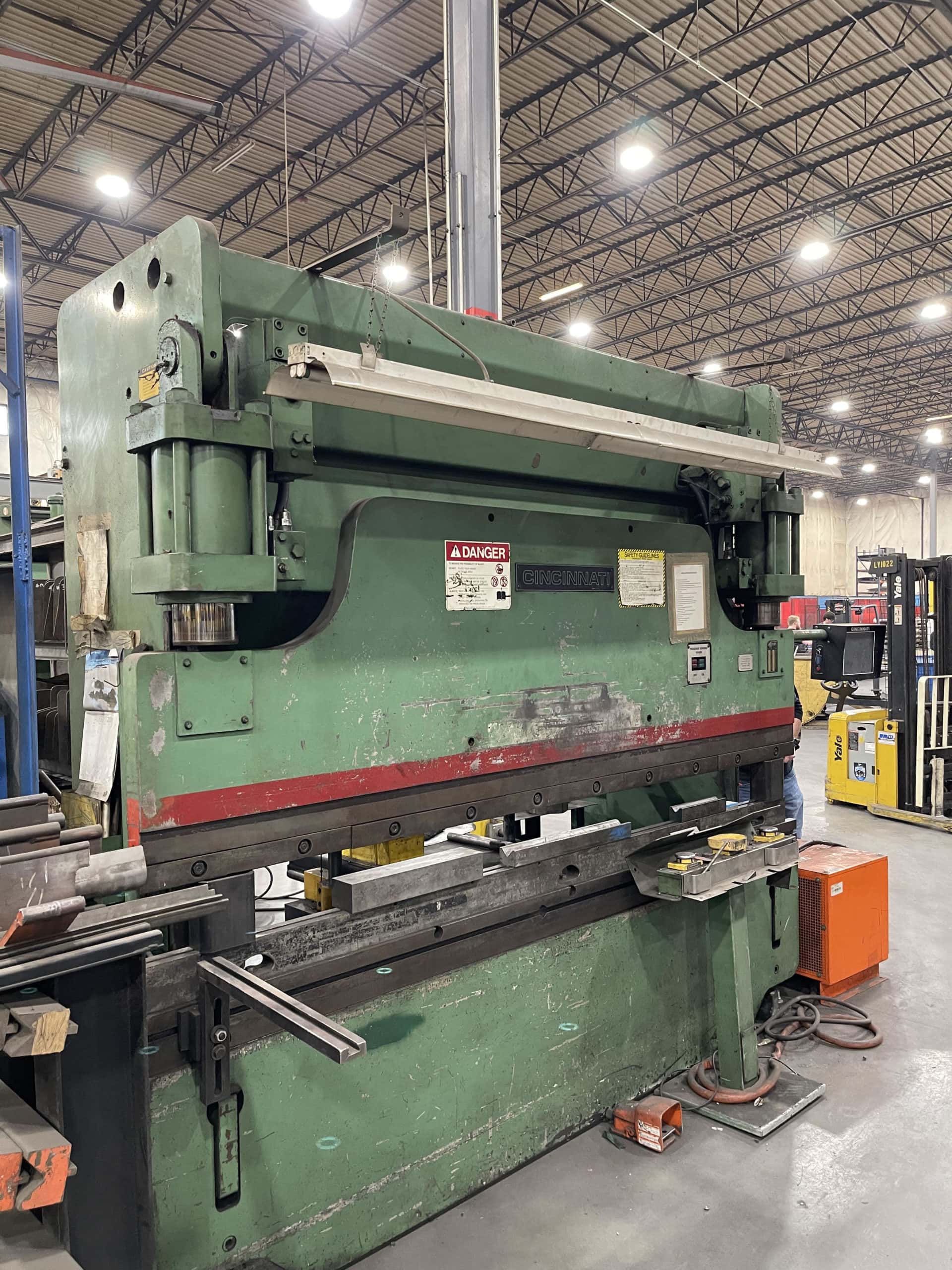 135 Ton x 10' Cincinnati CB-8 CNC Press Brake,1995- 2 axis back gauge - Image 5
