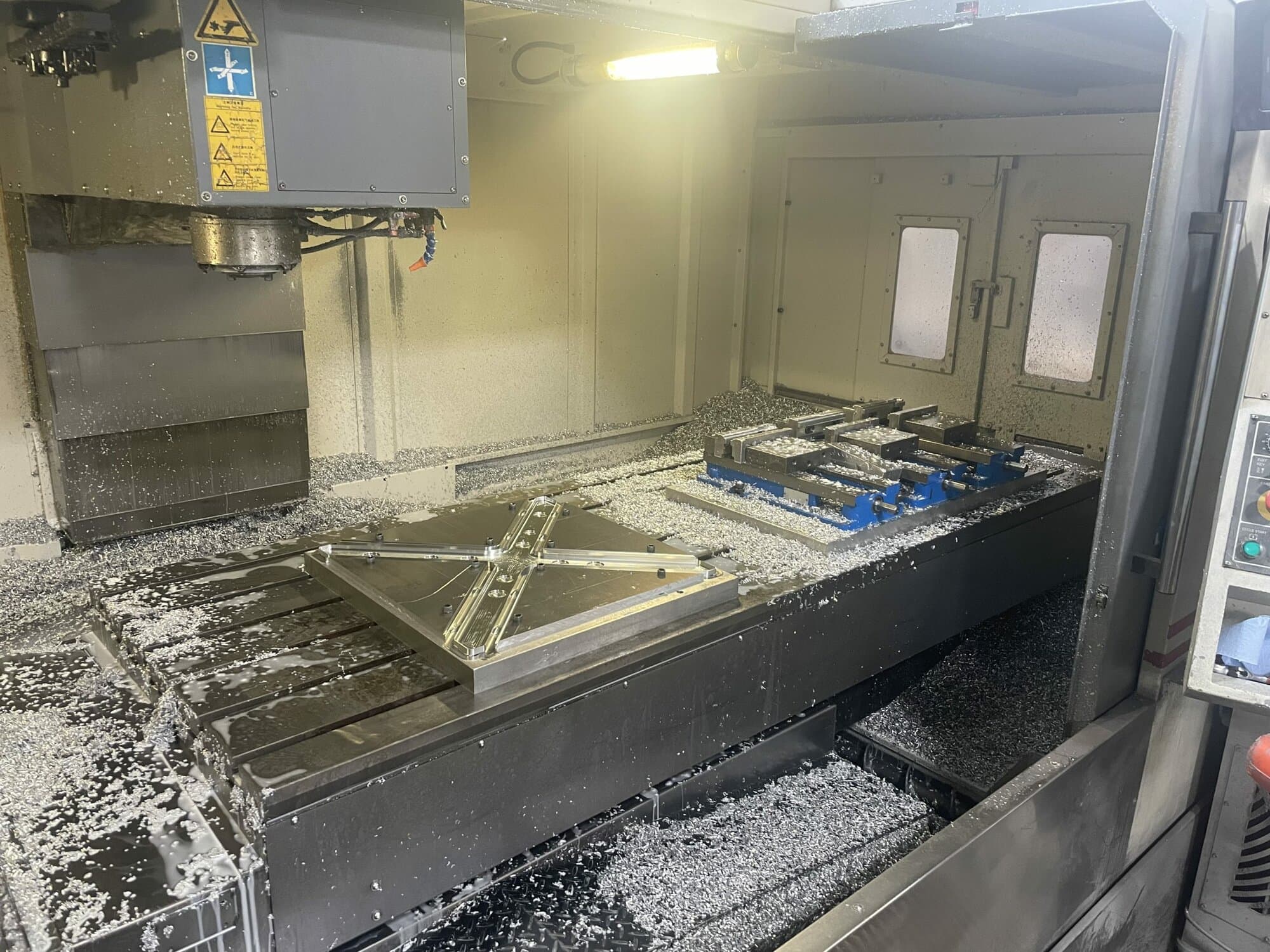 Akira Seiki SV2060 CNC Vertical Machining Center, 2013 - 84.5" x 31.5" Table, 33" Y Axis - Image 5