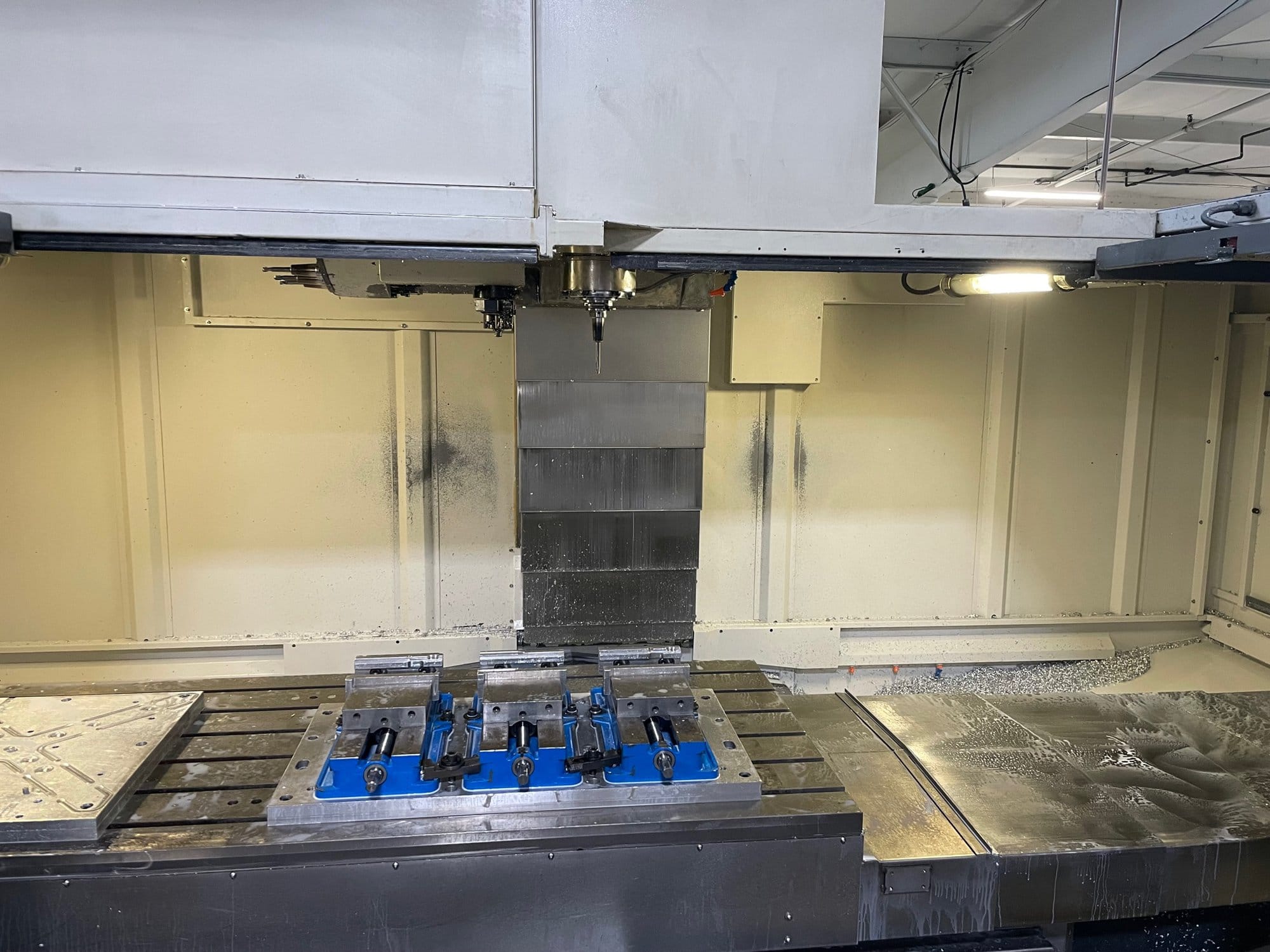 Akira Seiki SV2060 CNC Vertical Machining Center, 2013 - 84.5" x 31.5" Table, 33" Y Axis - Image 3