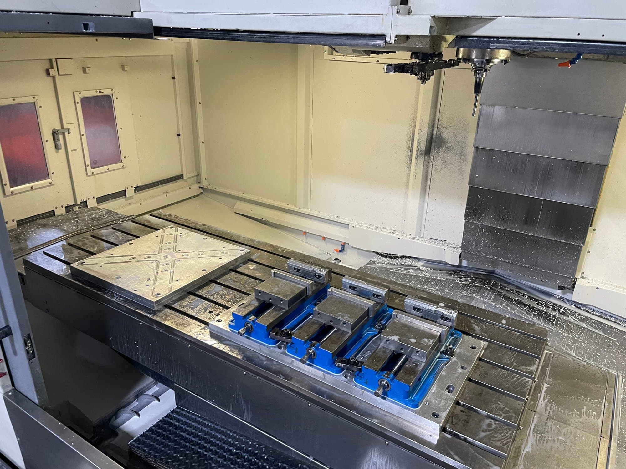 Akira Seiki SV2060 CNC Vertical Machining Center, 2013 - 84.5" x 31.5" Table, 33" Y Axis - Image 4