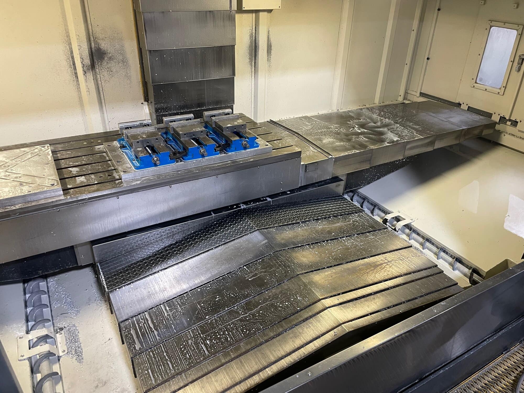 Akira Seiki SV2060 CNC Vertical Machining Center, 2013 - 84.5" x 31.5" Table, 33" Y Axis - Image 6