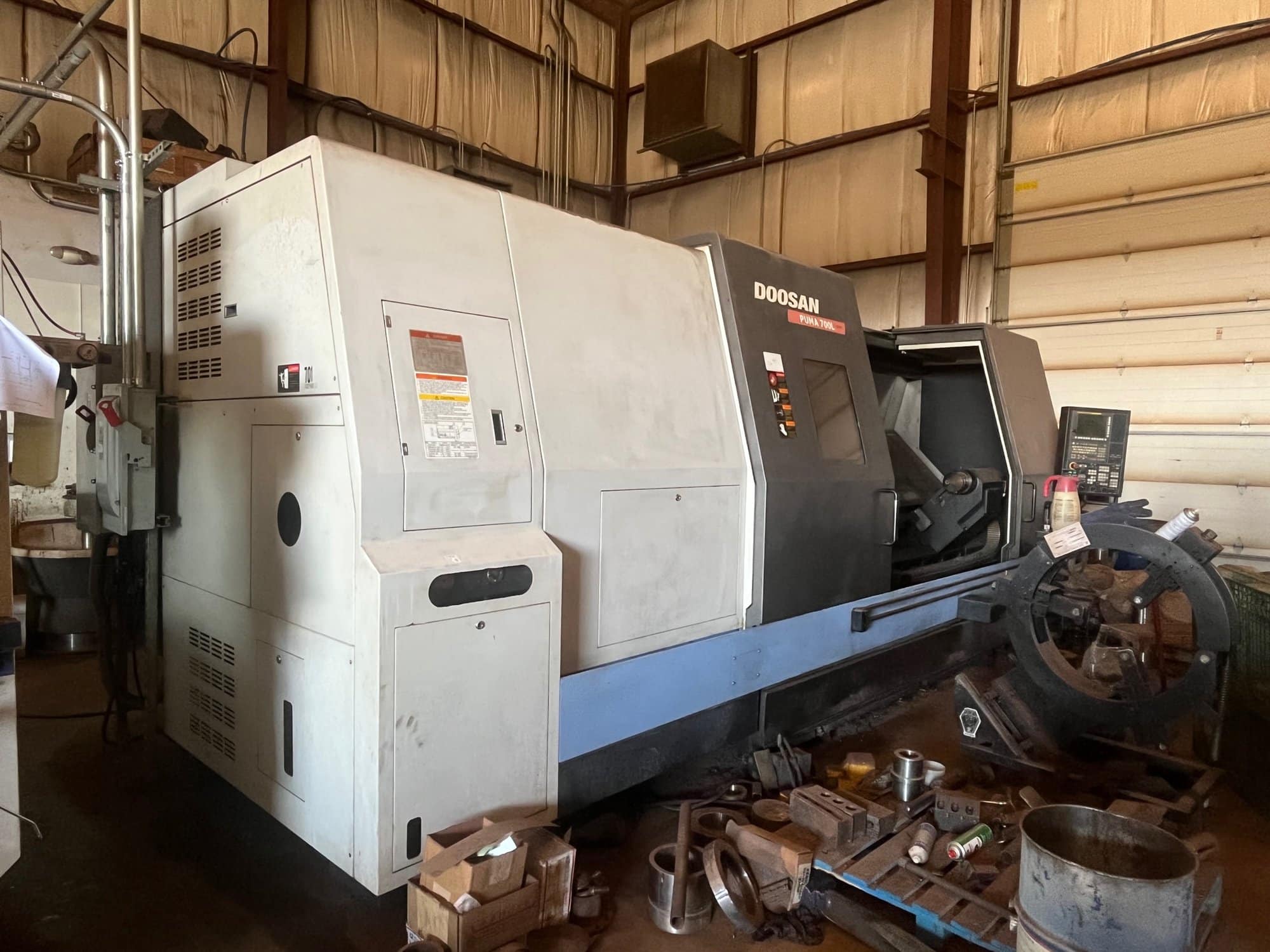 Doosan Puma 700L CNC Lathe, 2014-25" Power Chuck, Fanuc Control, Steady Rest