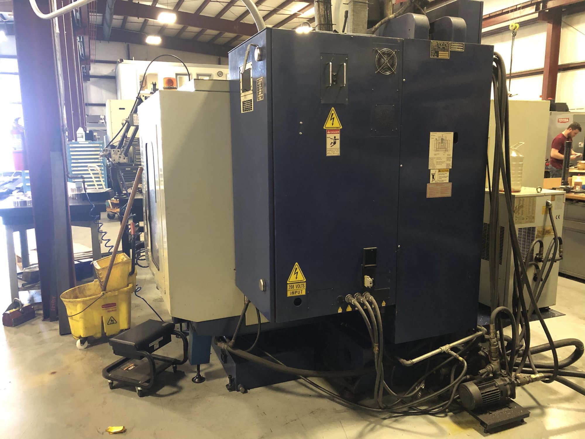 Mighty Viper V-950 VMC, 2001- Fanuc Control, Chip Auger - Image 3