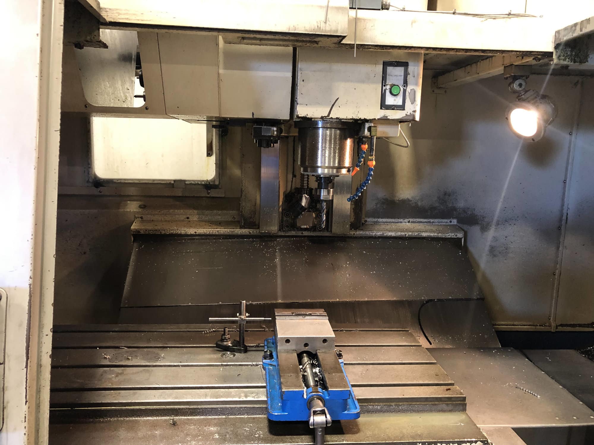 Daewoo DMV-500 VMC, 1999- Thru Spindle Coolant, Chip Conveyor - Image 4