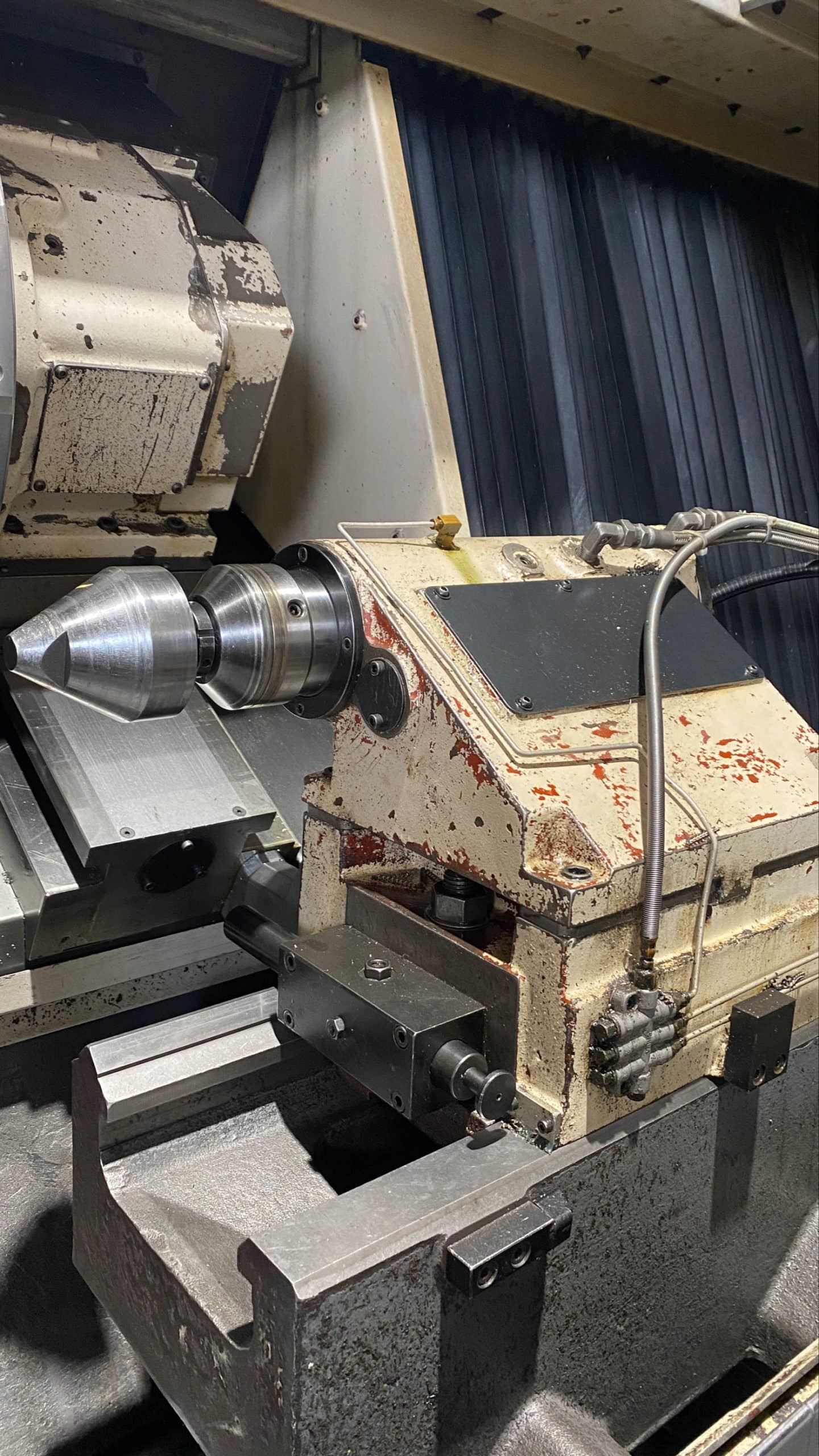 Okuma Genos L400E CNC Lathe, 2012 - Under Power, Chip Conveyor - Image 4