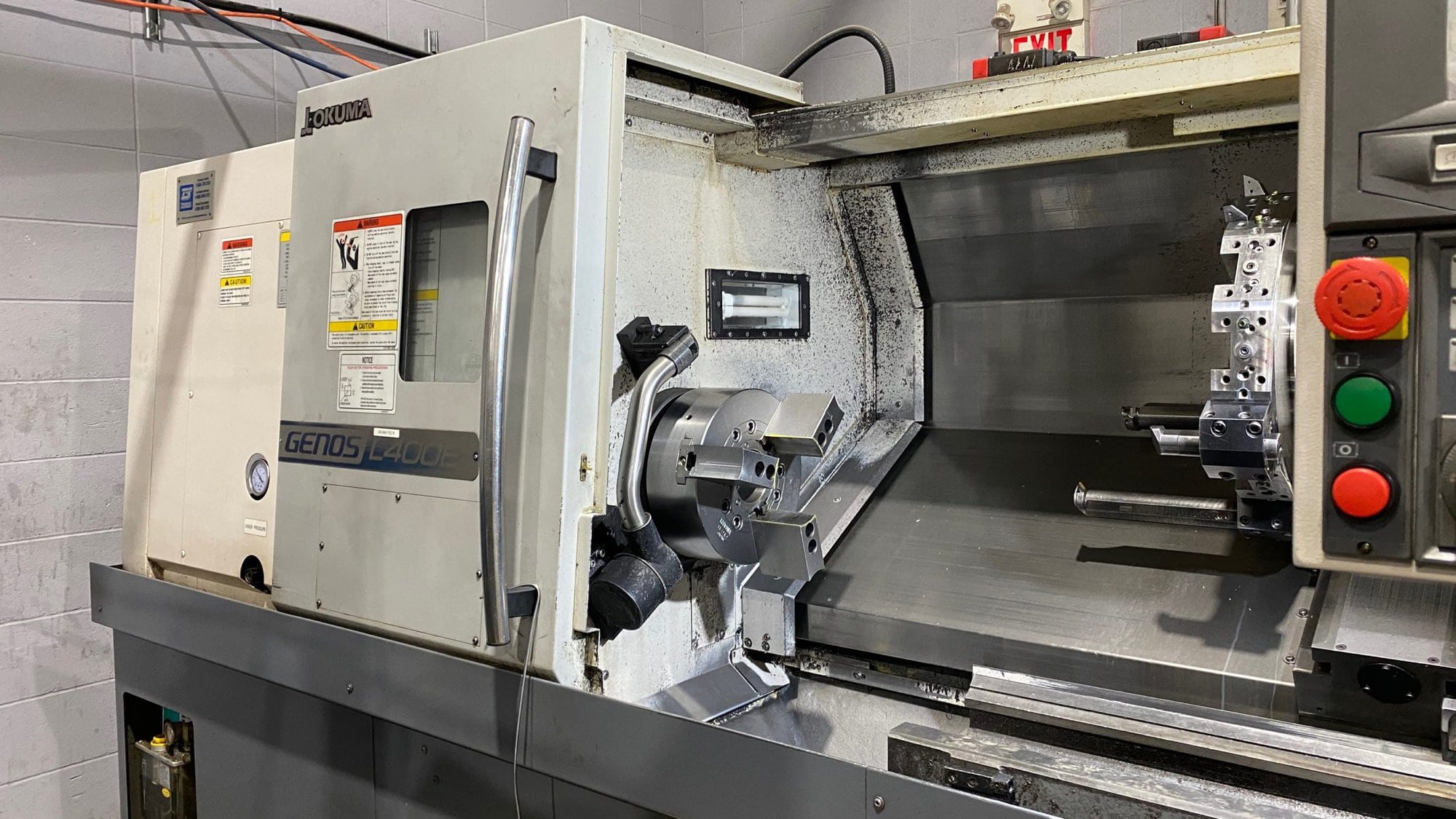 Okuma Genos L400E CNC Lathe, 2013 - Under Power, Chip Conveyor - Image 3