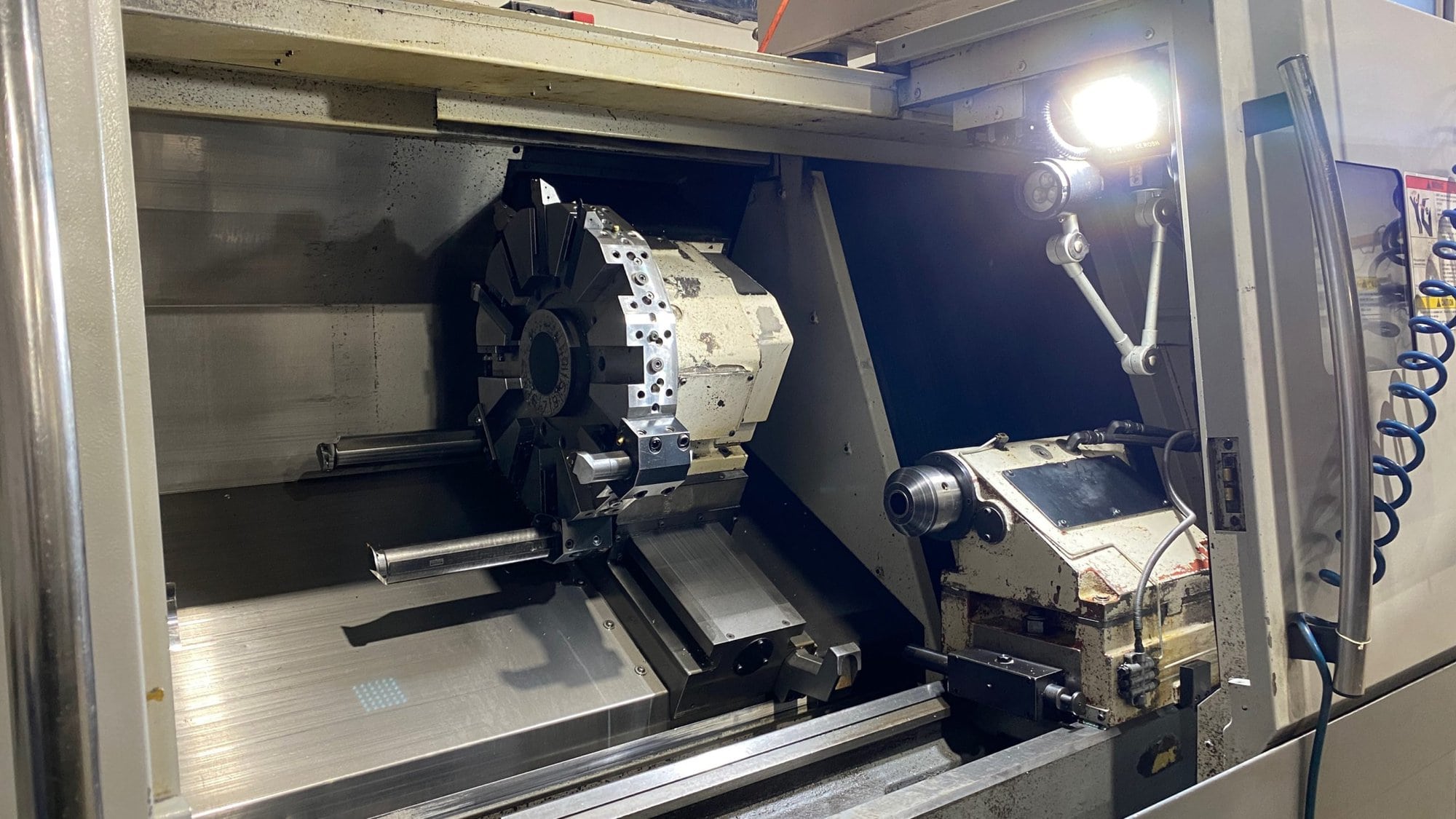 Okuma Genos L400E CNC Lathe, 2013 - Under Power, Chip Conveyor - Image 5