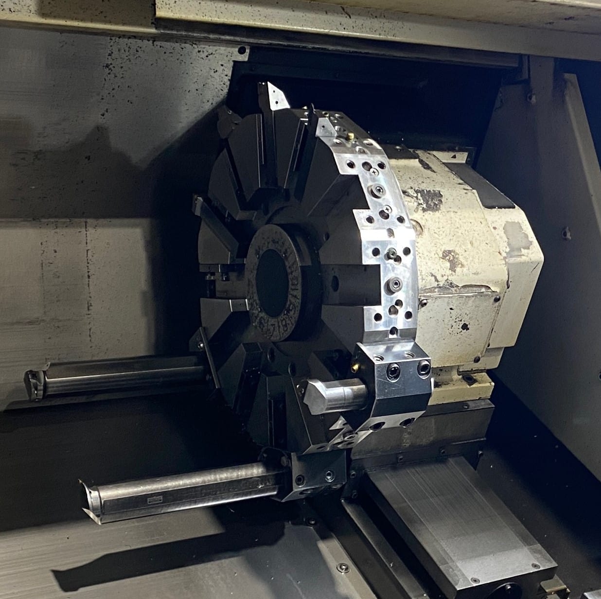 Okuma Genos L400E CNC Lathe, 2013 - Under Power, Chip Conveyor - Image 6