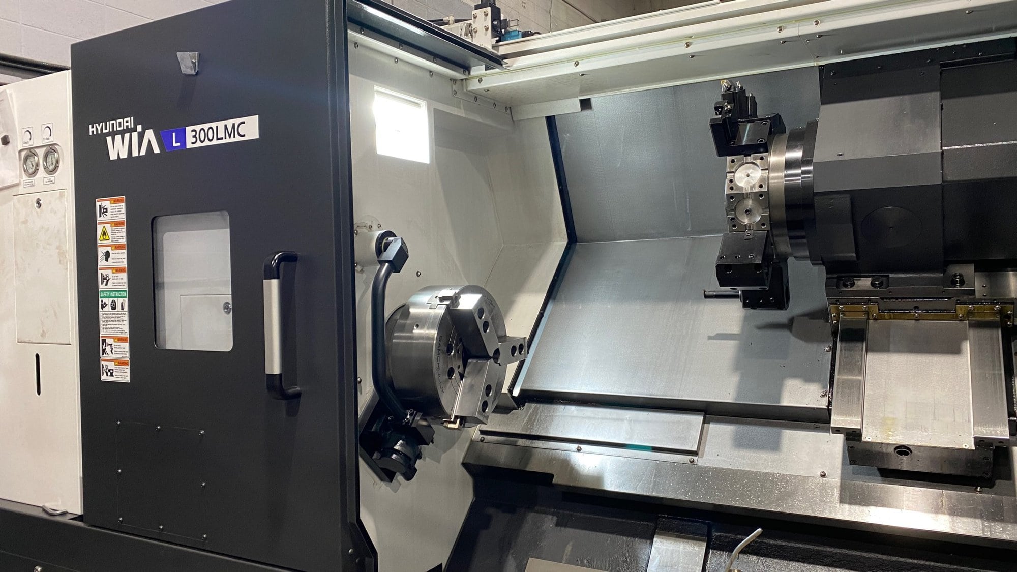 Hyundai Wia L300LMC CNC Lathe, 2019 - Live Tooling, Auto Door for Robot, Chip Conveyor, Tailstock - Image 2
