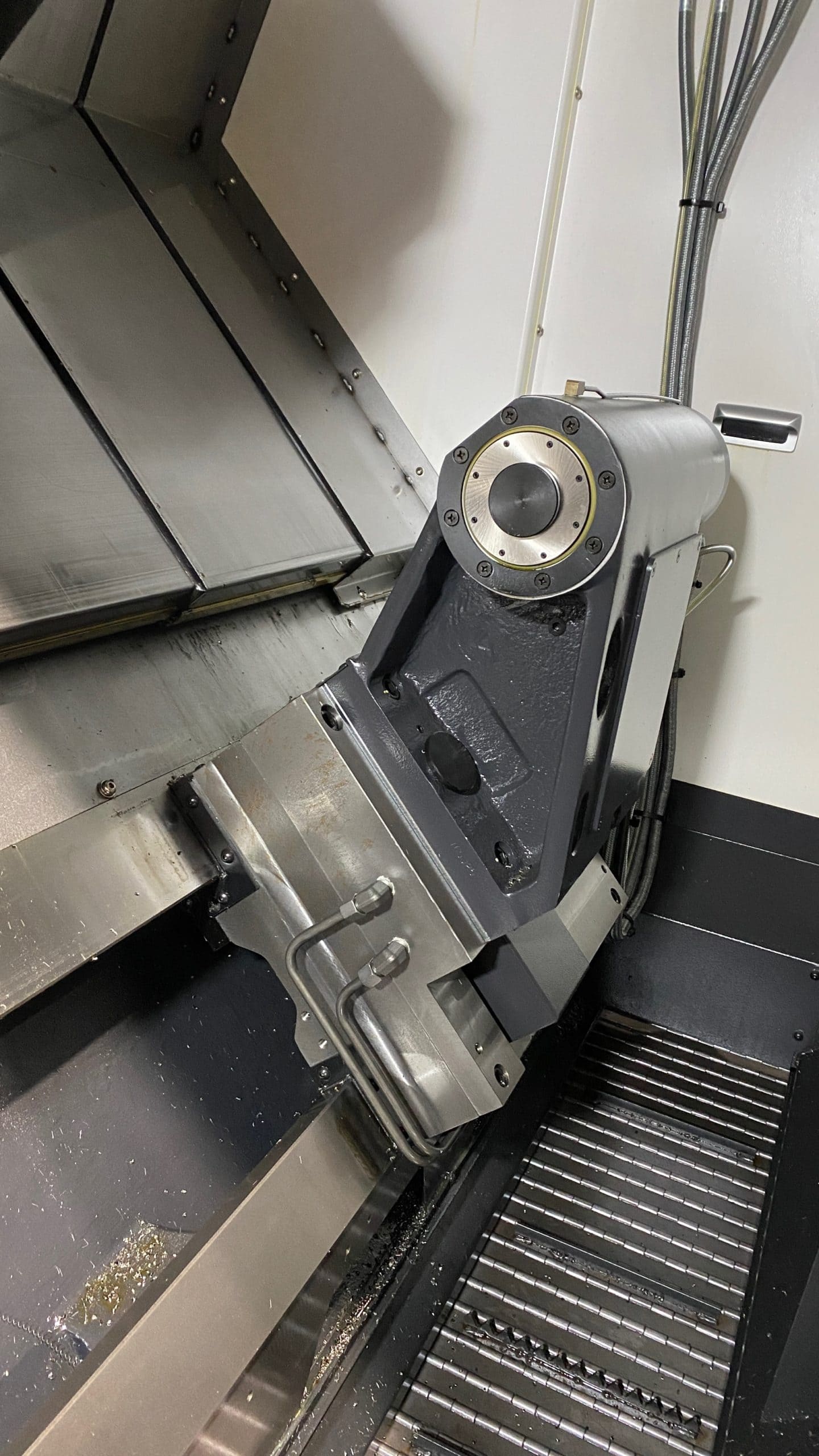 Hyundai Wia L300LMC CNC Lathe, 2019 - Live Tooling, Auto Door for Robot, Chip Conveyor, Tailstock - Image 3