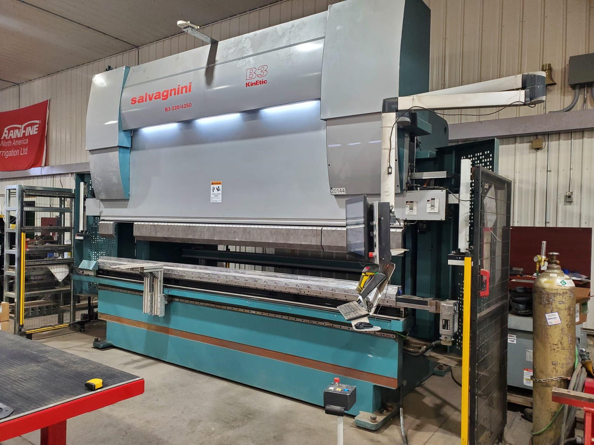 242 Ton x 14' Salvagnini B3-220/4250 CNC Press Brake, 2016- MVM Programmable Lower Die