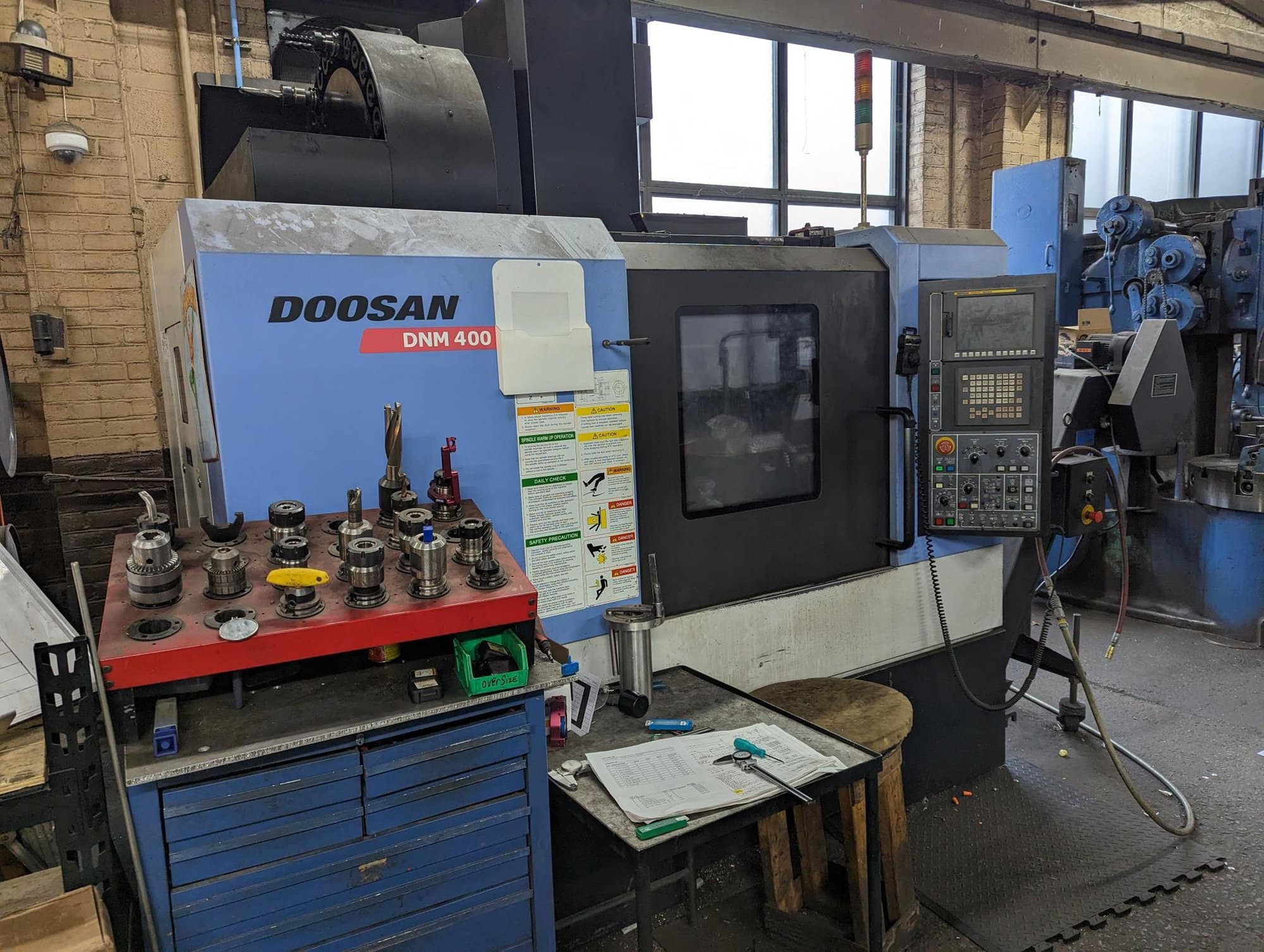 Doosan DNM400 VMC, 2010 - Chip Conveyor, TSC, Lots of Tooling