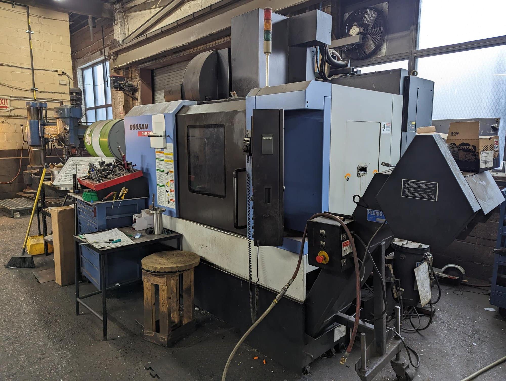 Doosan DNM400 VMC, 2010 - Chip Conveyor, TSC, Lots of Tooling - Image 2