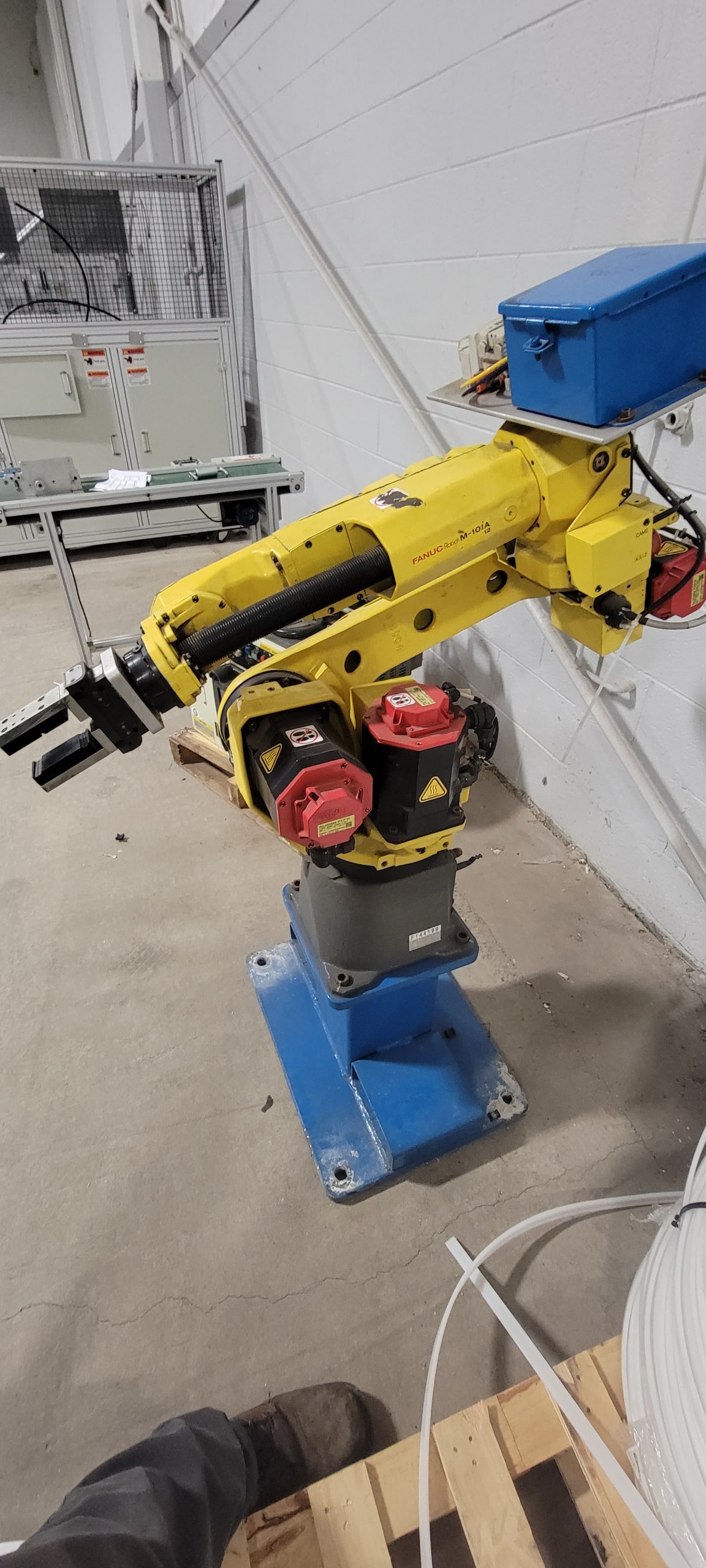 Fanuc M10iA/12 6 Axis Robot, 2014 - Pendant, Pedestal - Image 2