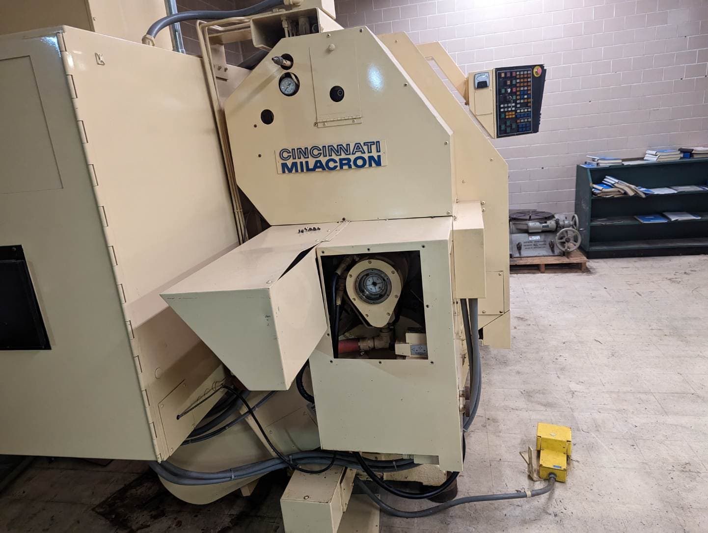 Cincinnati Milacron Cinturn 8C Series 1208 CNC Lathe, 1991- Low Hours - Image 2