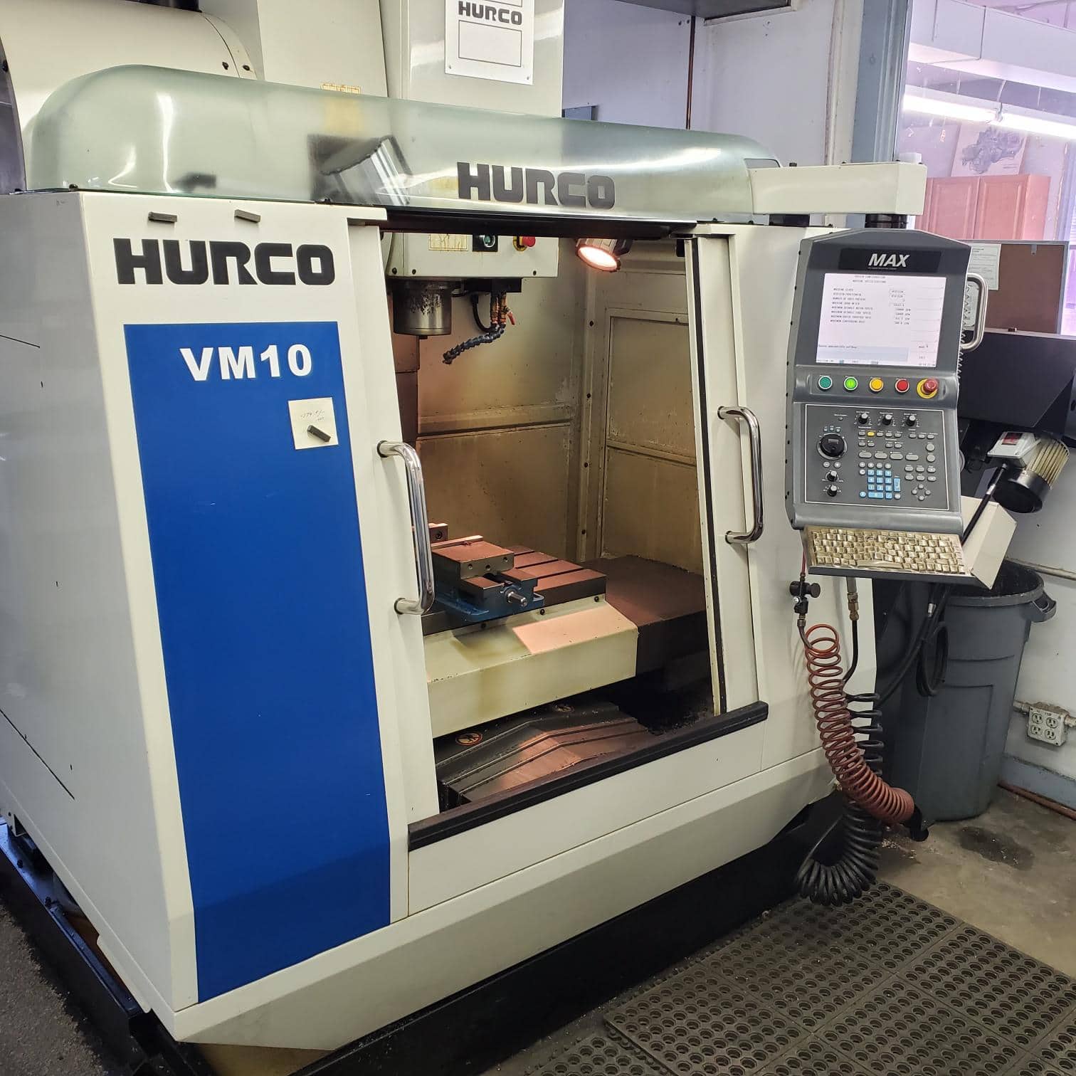 Hurco VM10 VMC, 2008 - WinMax Control, Chip Conveyor, Spindle Chiller