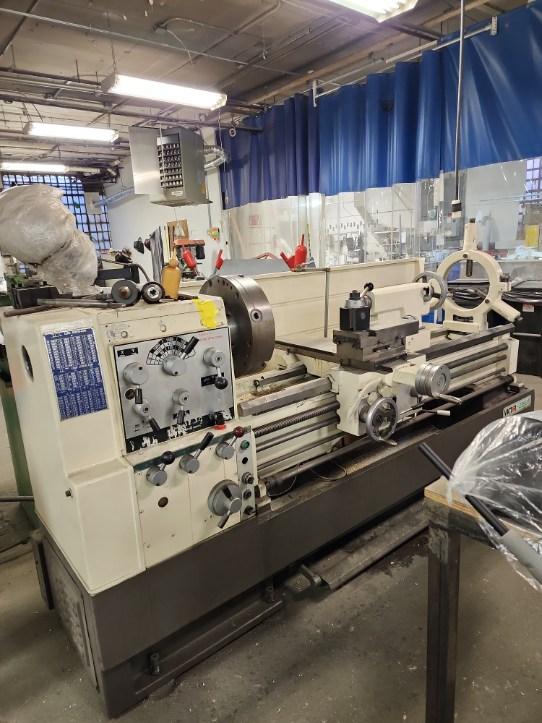 Victor 2260E Engine Lathe, 2000 - Equipped with 3 and 4 Jaw Chucks