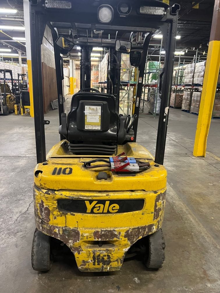 4,000 Lbs Yale ERP040VFN36TE082 Electric Sit Down Forklift, 2015 - Image 2