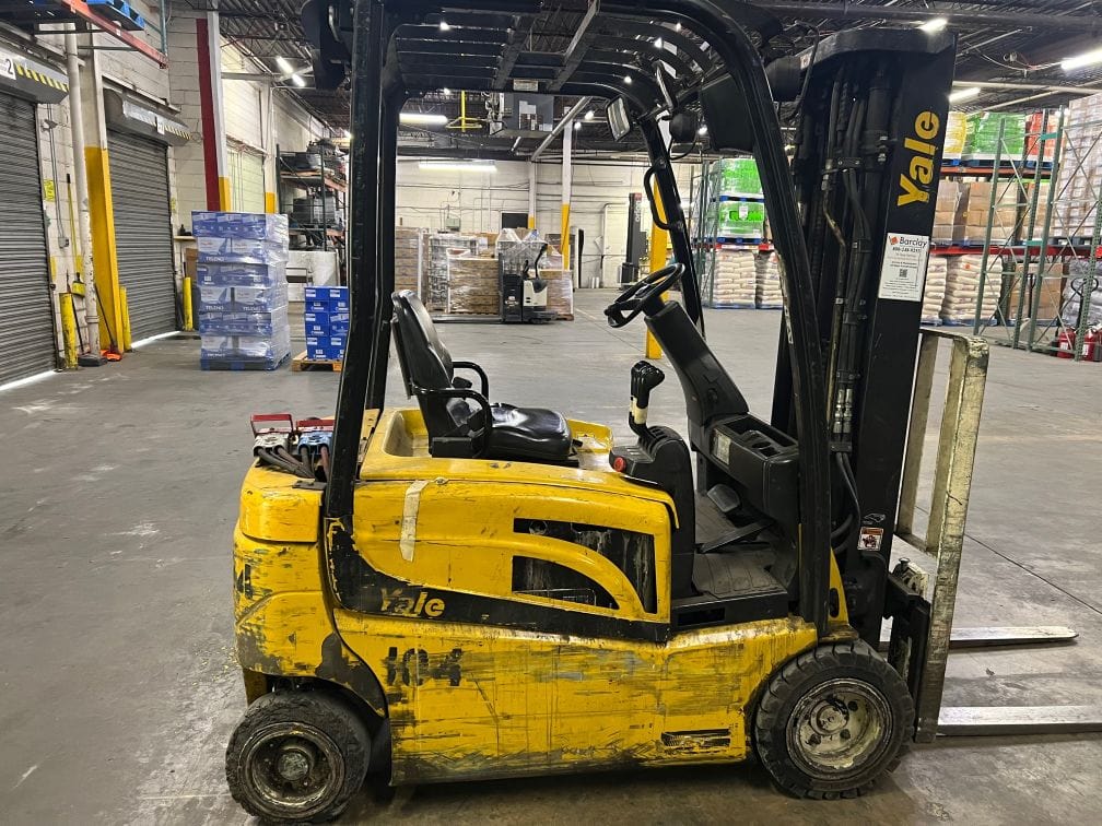 4,000 Lbs Yale ERP040VFN36TE082 Electric Sit Down Forklift, 2013 - Image 3