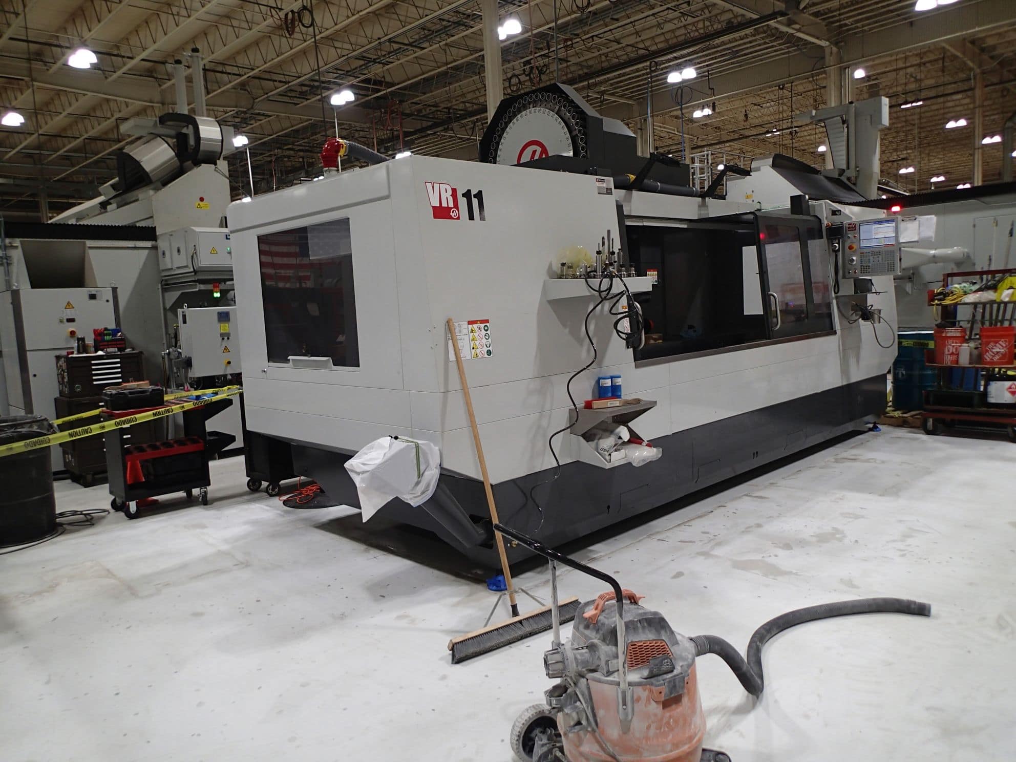 Haas VR-11 VMC, 2022 - 5 Axis, 20,000 RPM, Rigid Tapping, Chip Auger - Image 17