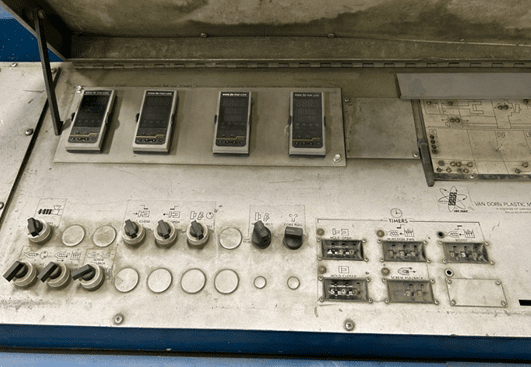 450 Ton 60 OZ Van Dorn 450-RS-60FHS Hydraulic Injection Molding Machine, 1983 - Image 4