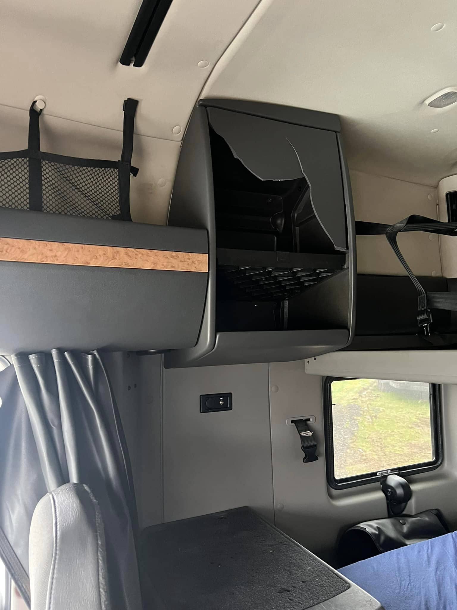 International ProStar+ LF687, 2017 - Sleeper Cab, 53' Dry Van Trailer, 600k Miles - Image 11