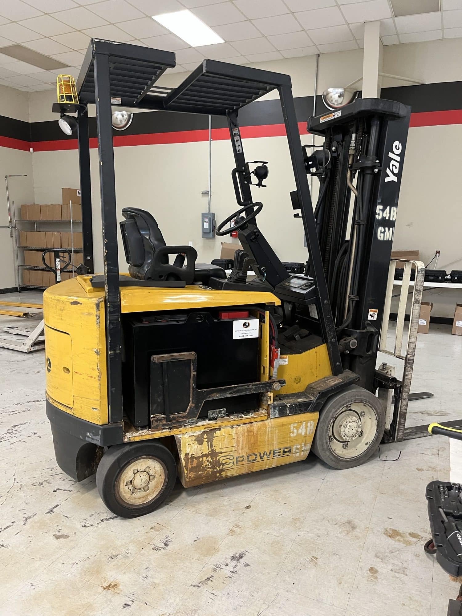 Yale ERC050GHN36TE088 5,000 Lb Electric Forklift, 2000s - Tilt and Sideshift, New Battery with Charger - Image 2