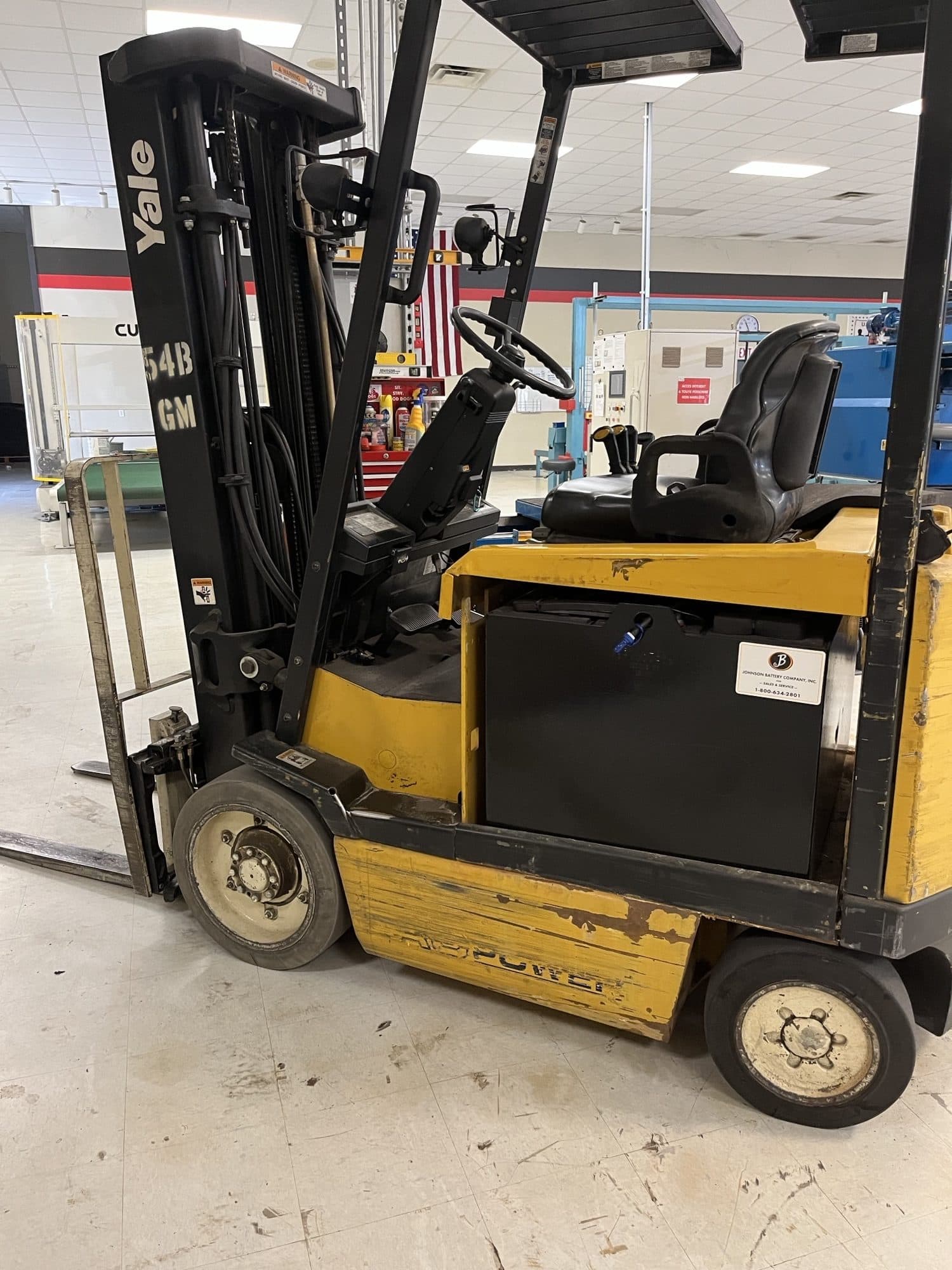 Yale ERC050GHN36TE088 5,000 Lb Electric Forklift, 2000s - Tilt and Sideshift, New Battery with Charger - Image 4