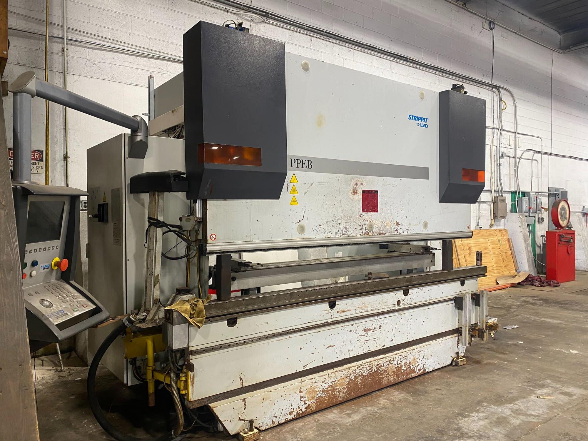 150 Ton x 10' LVD Strippit PPEB 150BH10 CNC Press Brake, 2004 - CNC Crowning - Image 4