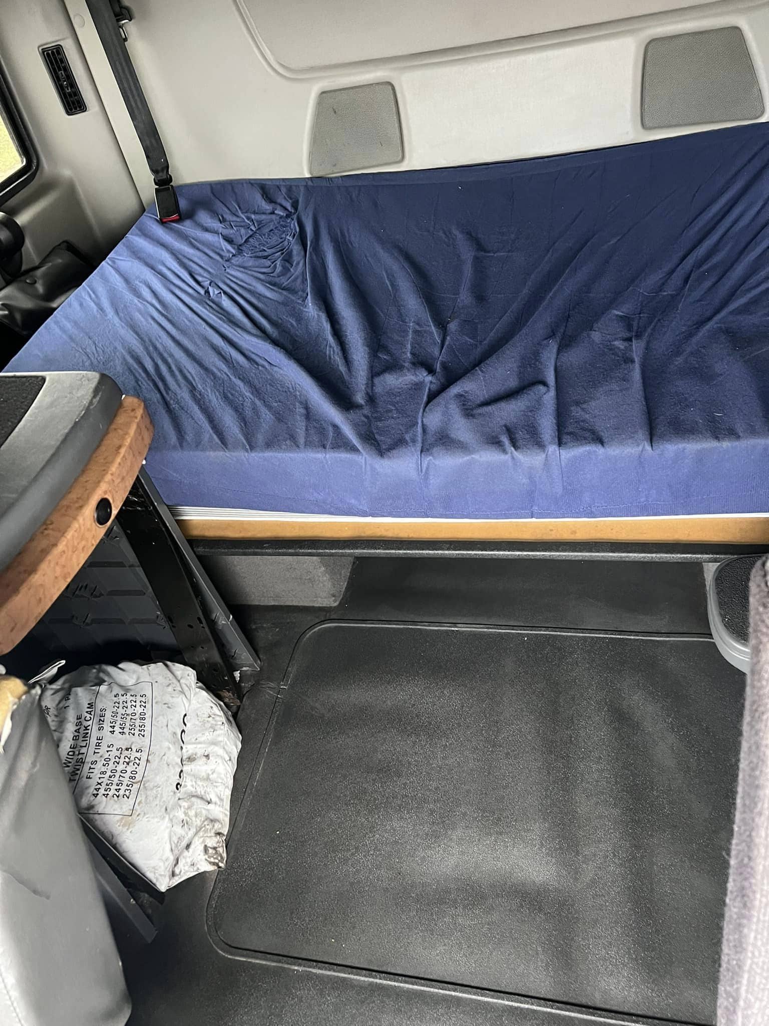 International ProStar+ LF687, 2017 - Sleeper Cab, 53' Dry Van Trailer, 600k Miles - Image 4