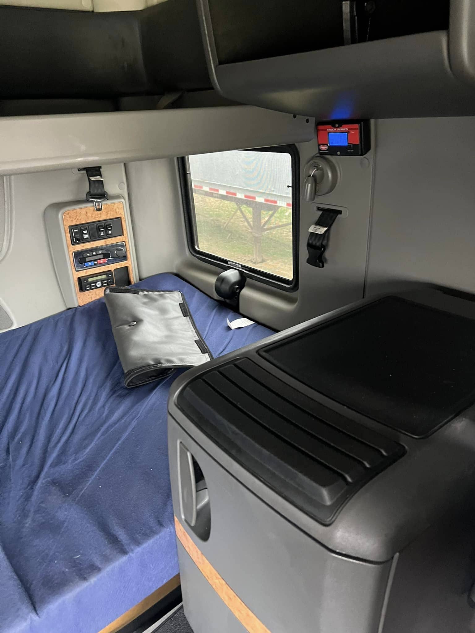 International ProStar+ LF687, 2017 - Sleeper Cab, 53' Dry Van Trailer, 600k Miles - Image 5