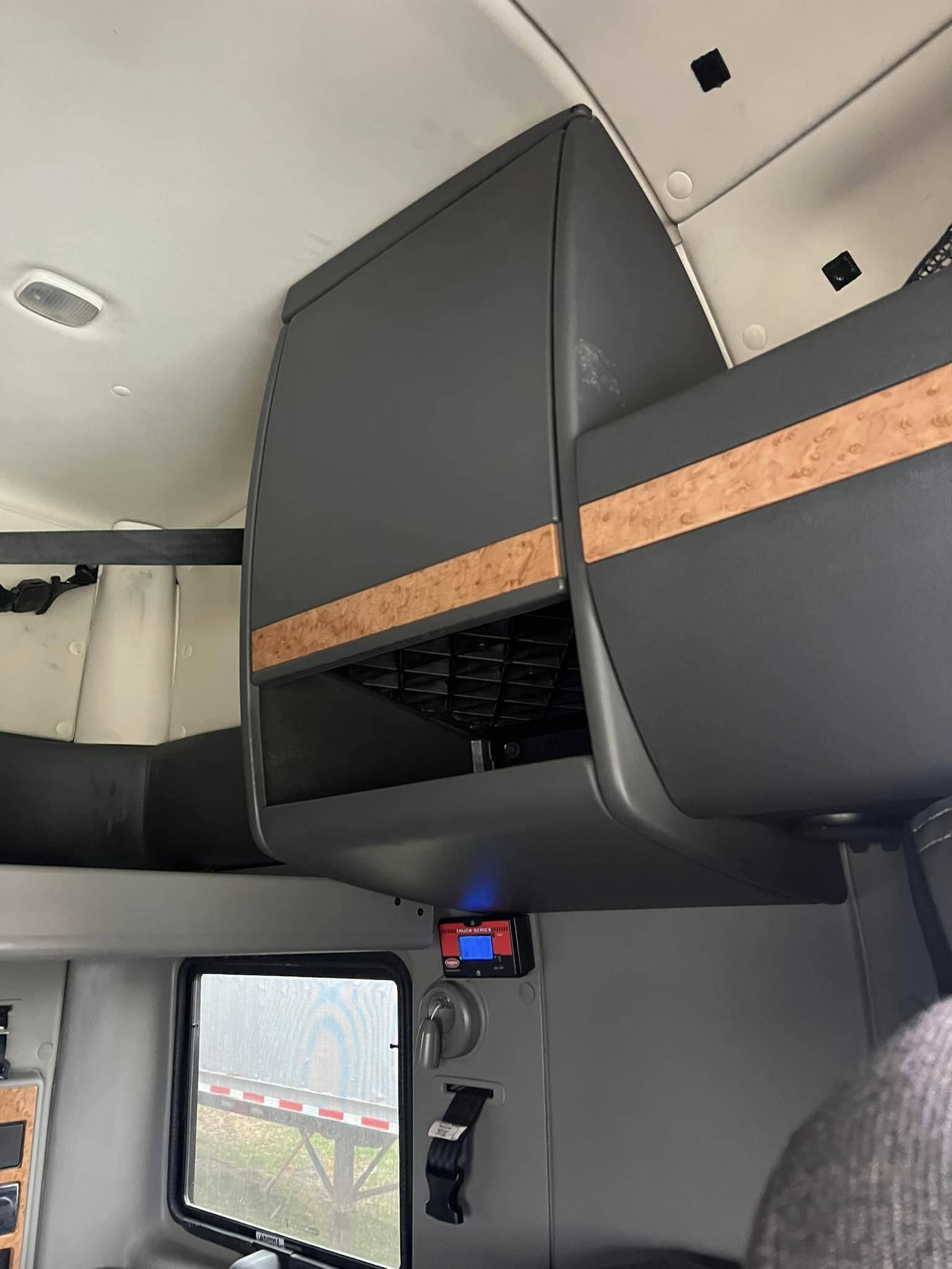 International ProStar+ LF687, 2017 - Sleeper Cab, 53' Dry Van Trailer, 600k Miles - Image 8