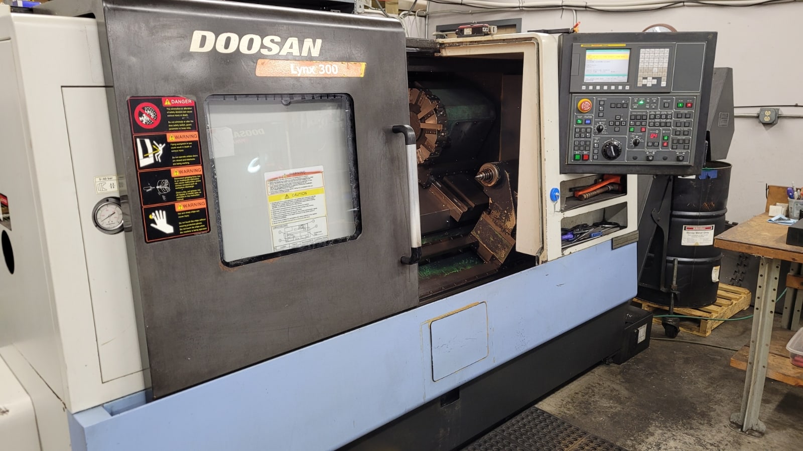 Doosan Lynx 300 CNC Lathe, 2011 - Chip Conveyor, Fanuc Control, Parts Catcher, Tool Presetter
