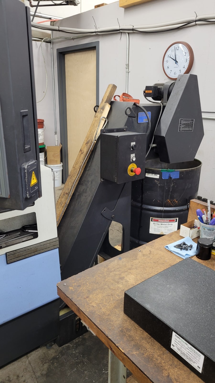 Doosan Lynx 300 CNC Lathe, 2011 - Chip Conveyor, Fanuc Control, Parts Catcher, Tool Presetter - Image 3