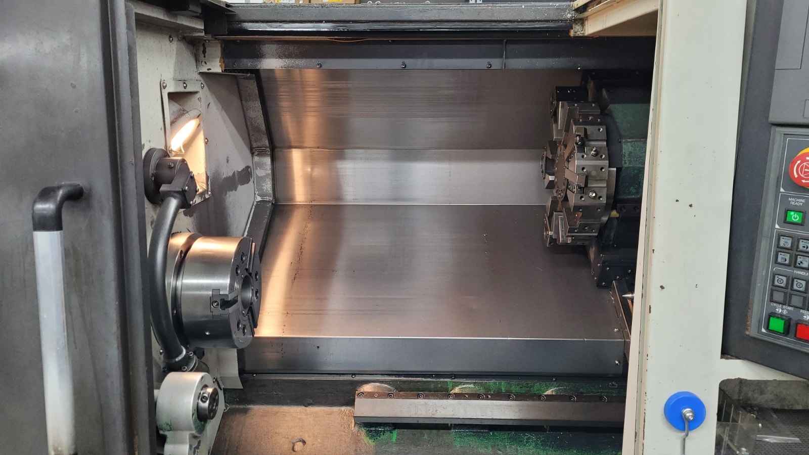 Doosan Lynx 300 CNC Lathe, 2011 - Chip Conveyor, Fanuc Control, Parts Catcher, Tool Presetter - Image 4