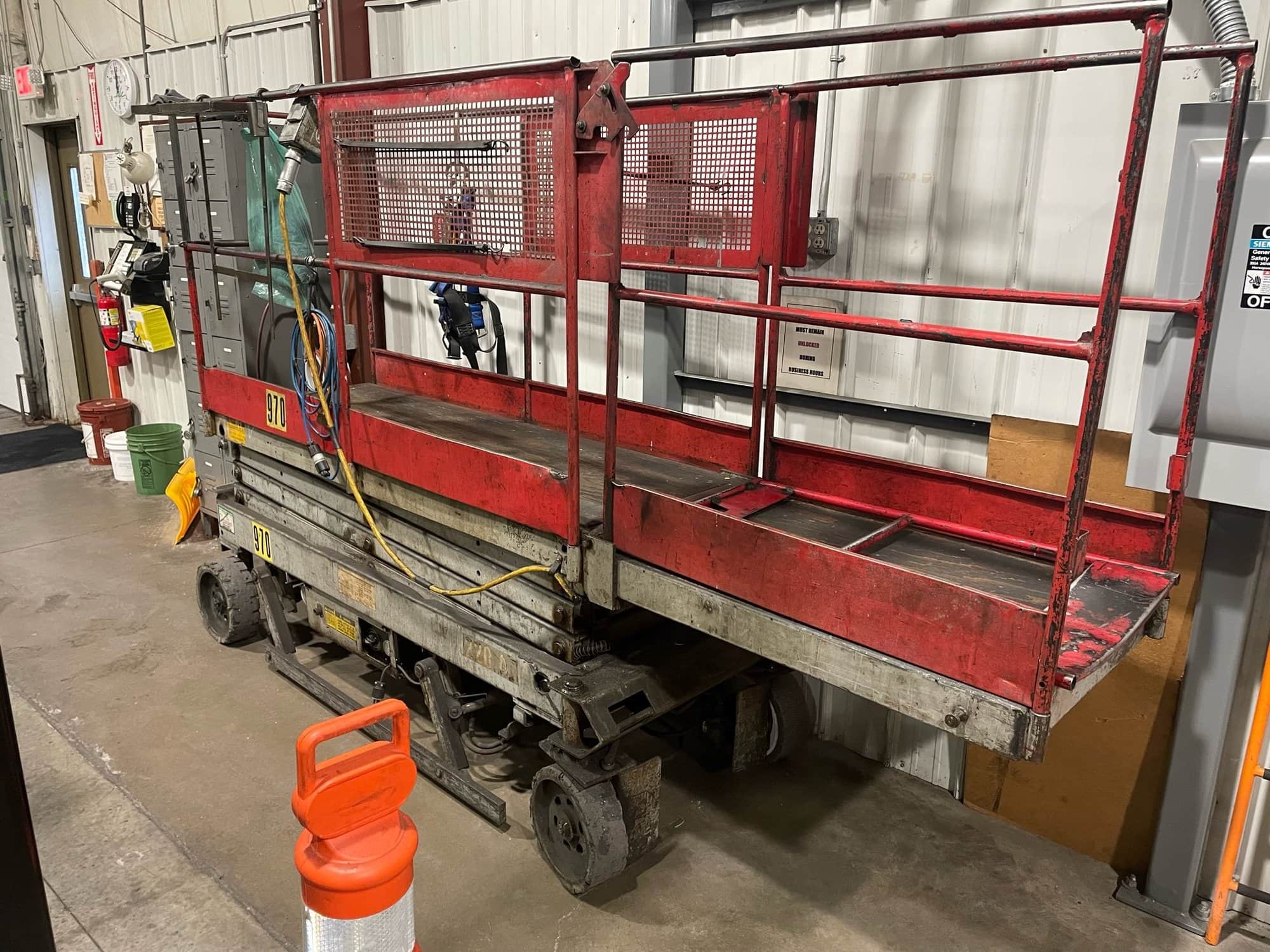 Heff-T-Herman 220AM Made by MEC Scissor Lift - Image 2