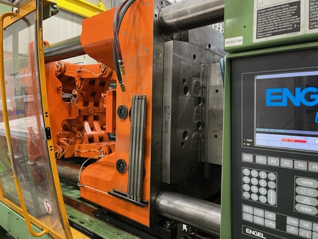 500 Ton 38.7 oz Shot Size Engel TG 2550/500 WP-US-EC100-A03 Injection Molding Machine, 2004 - Core Pull, Hydraulic Knockout, Robot Interface, Under Power, Toggle Clamp, Magnetic Platen - Image 2