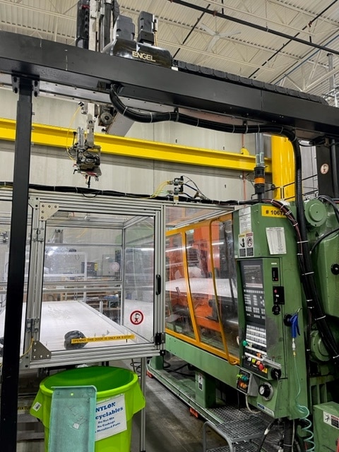 500 Ton 38.7 oz Shot Size Engel TG 2550/500 WP-US-EC100-A03 Injection Molding Machine, 2004 - Core Pull, Hydraulic Knockout, Robot Interface, Under Power, Toggle Clamp, Magnetic Platen - Image 3